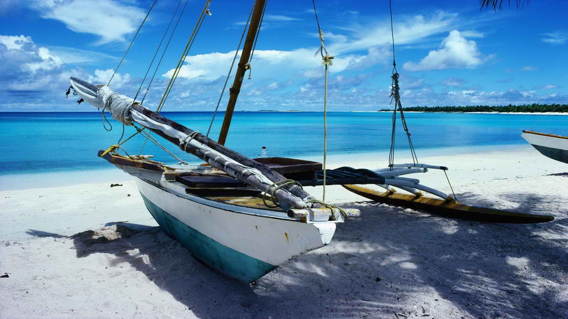 лодка на острове
