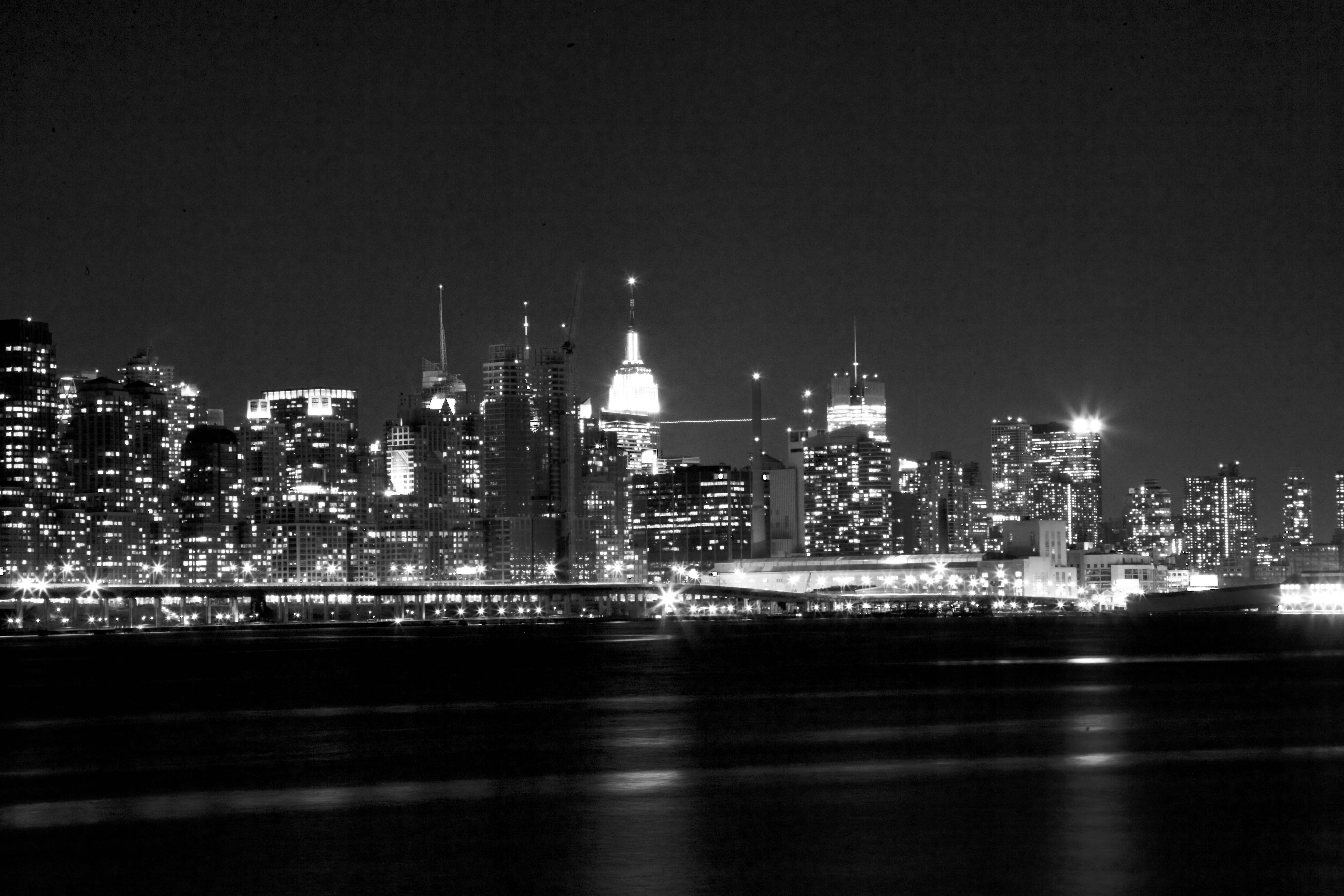 Города черном фоне. Нью Йорк панорама чб. Нью-Йорк Сити Манхэттен черно белый. Ночной Нью-Йорк Манхэттен. Черный город.