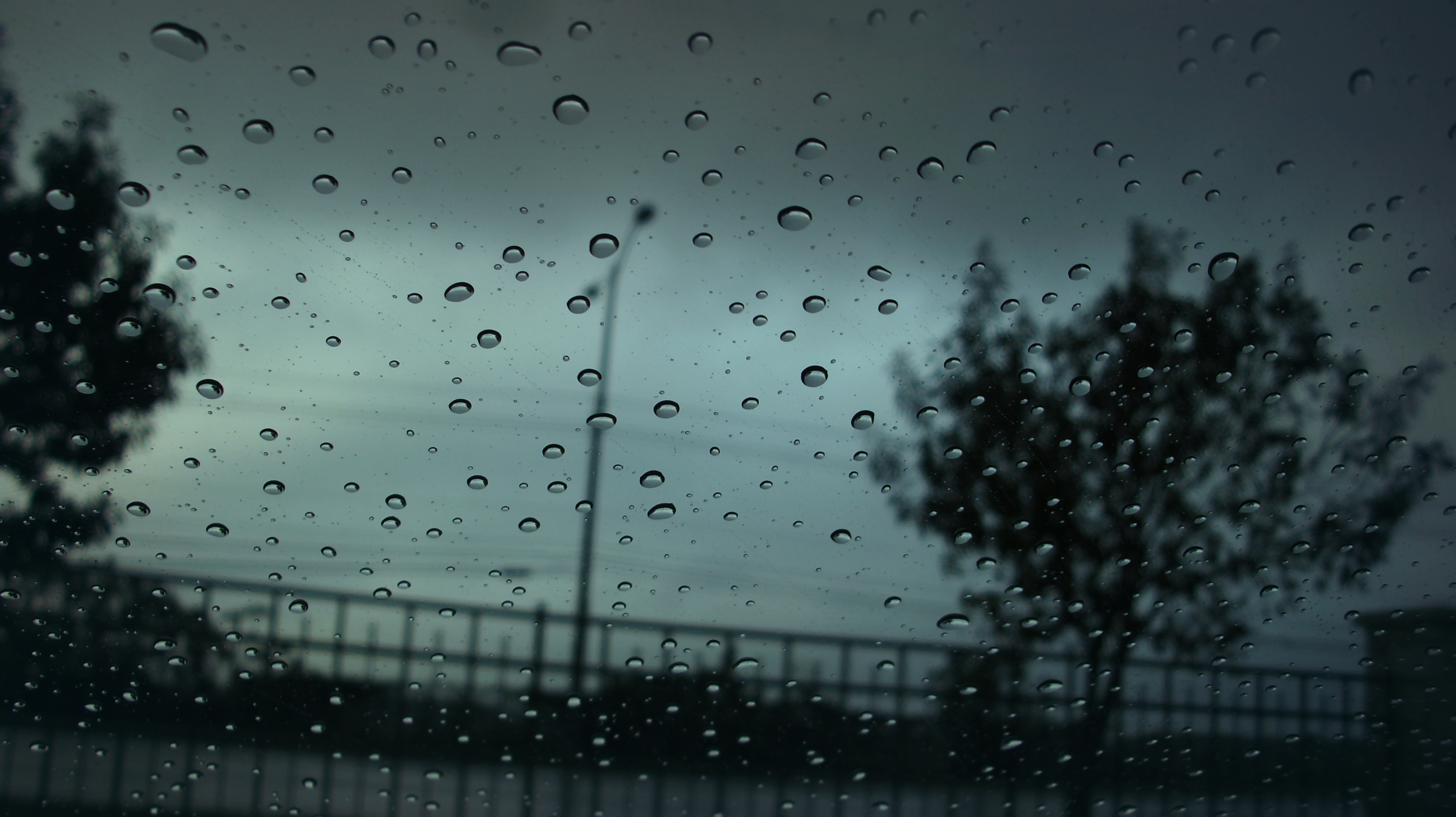 Грустный дождливый день. Капли на стекле. Дождь. Дождь за окном. Дождь в окне.