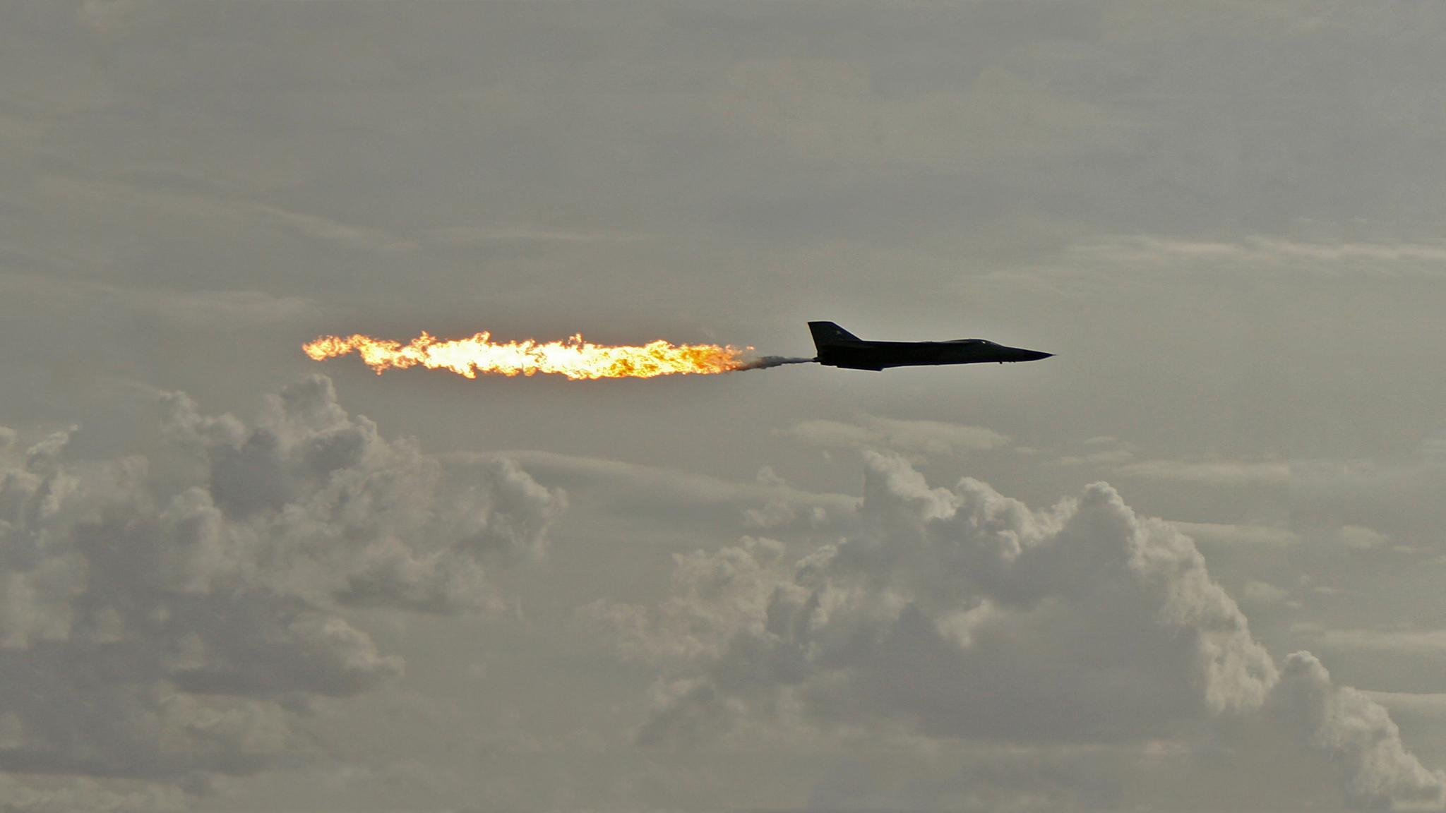 самолет, военный, огонь, топливо, самолеты, F - 111 Aardvark - обои на рабочий стол