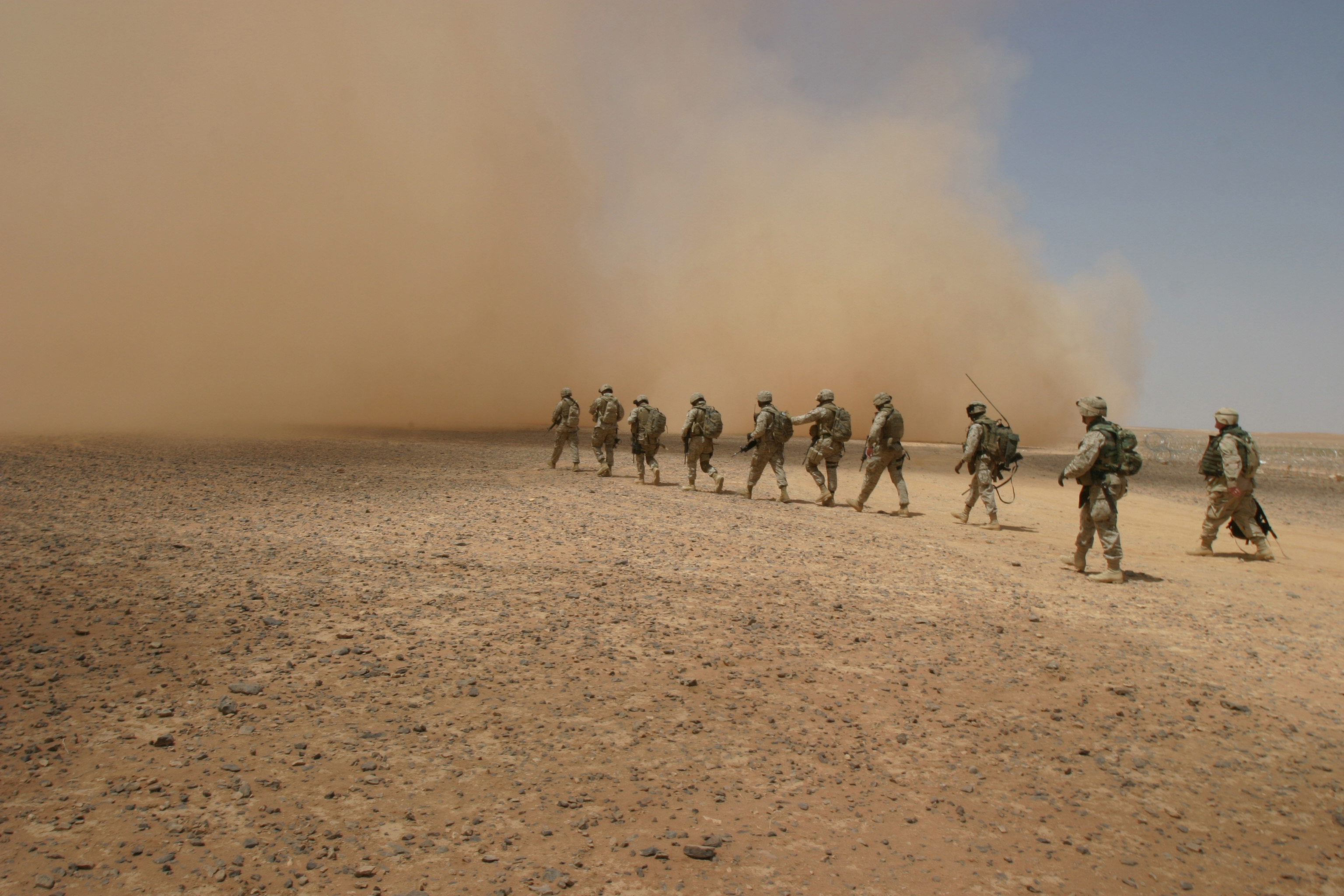 Нашел солдат в широком поле. Солдат США В Ираке 2003 буря в пустыне. Ирак солдаты буря в пустыне. Пустыня Регистан Афганистан. Военные действия в пустыне.