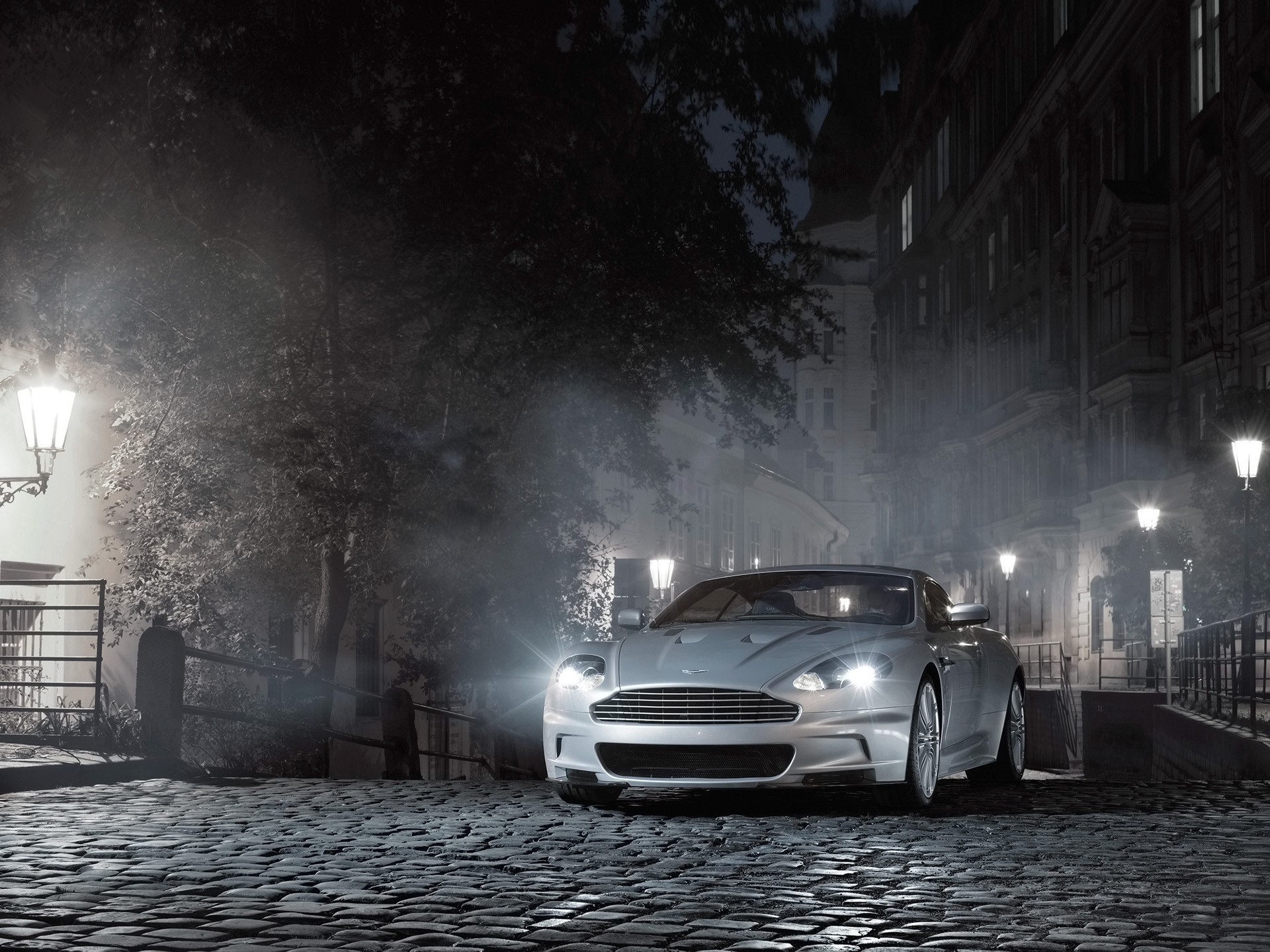 Вечер улица машины. Aston Martin DBS 2008 ночью.
