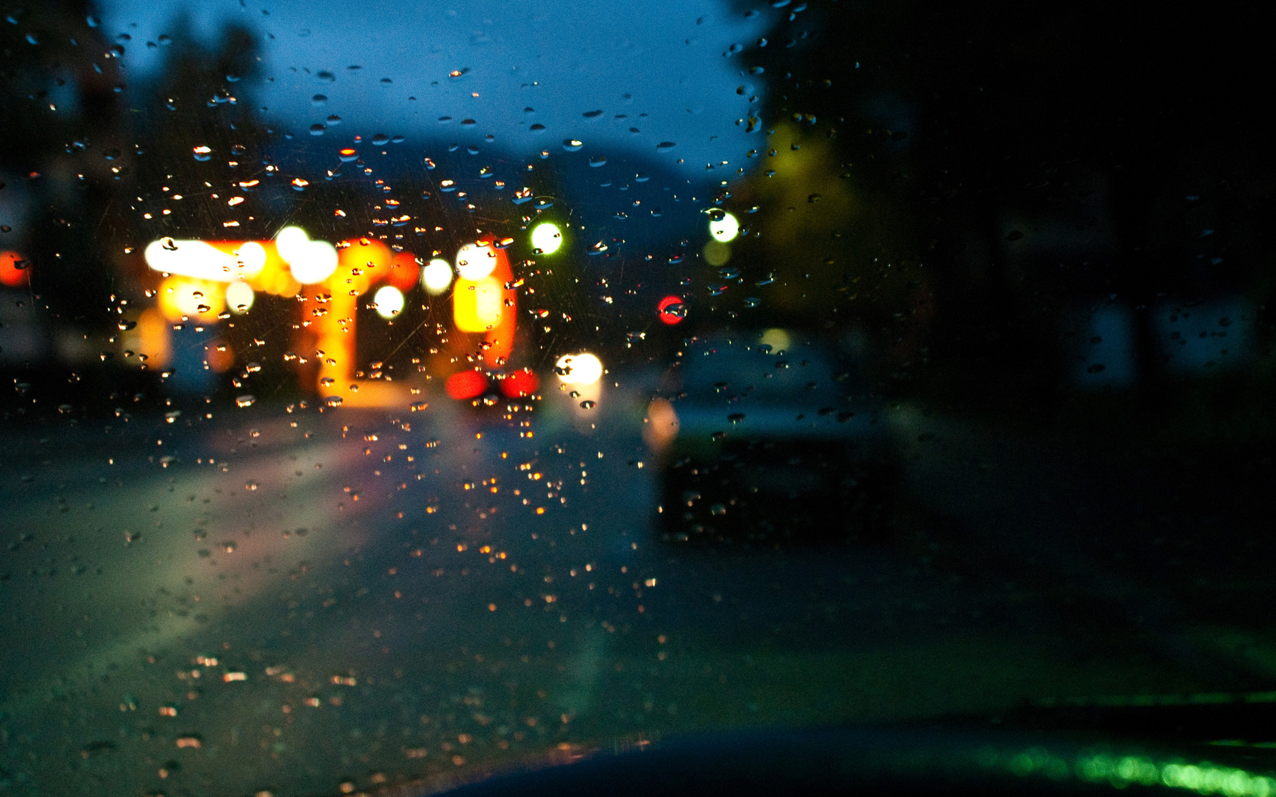 Размытая машина. Дождь ночью. Машина ночь дождь. Дорога ночью. Дождливая ночь.
