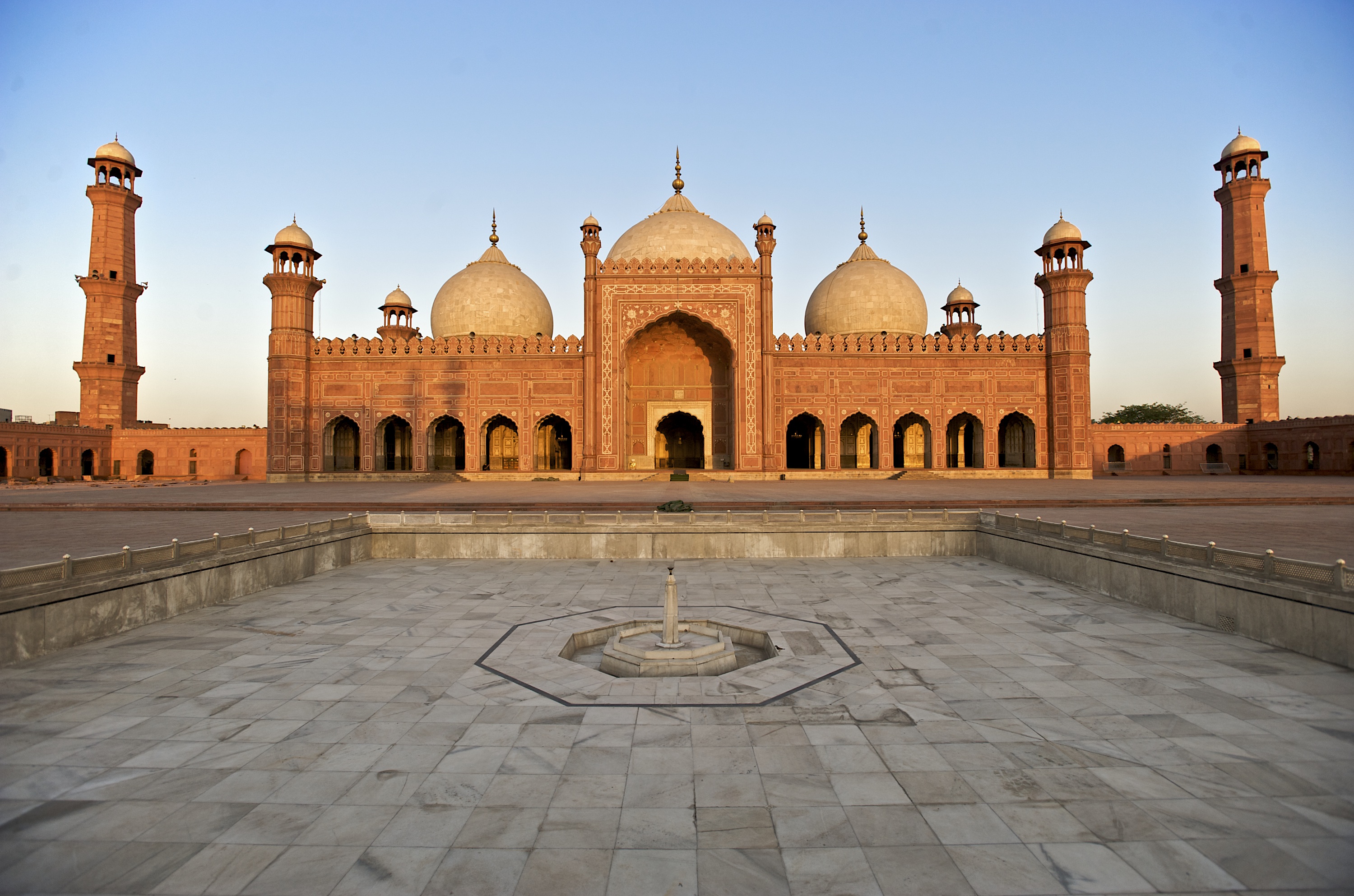 Пакистан малайзия. Мечеть Бадшахи в Лахоре. Пакистан Главная мечеть Бадшахи. Мечети Бадшахи-Масджид. Город Лахор Пакистан.