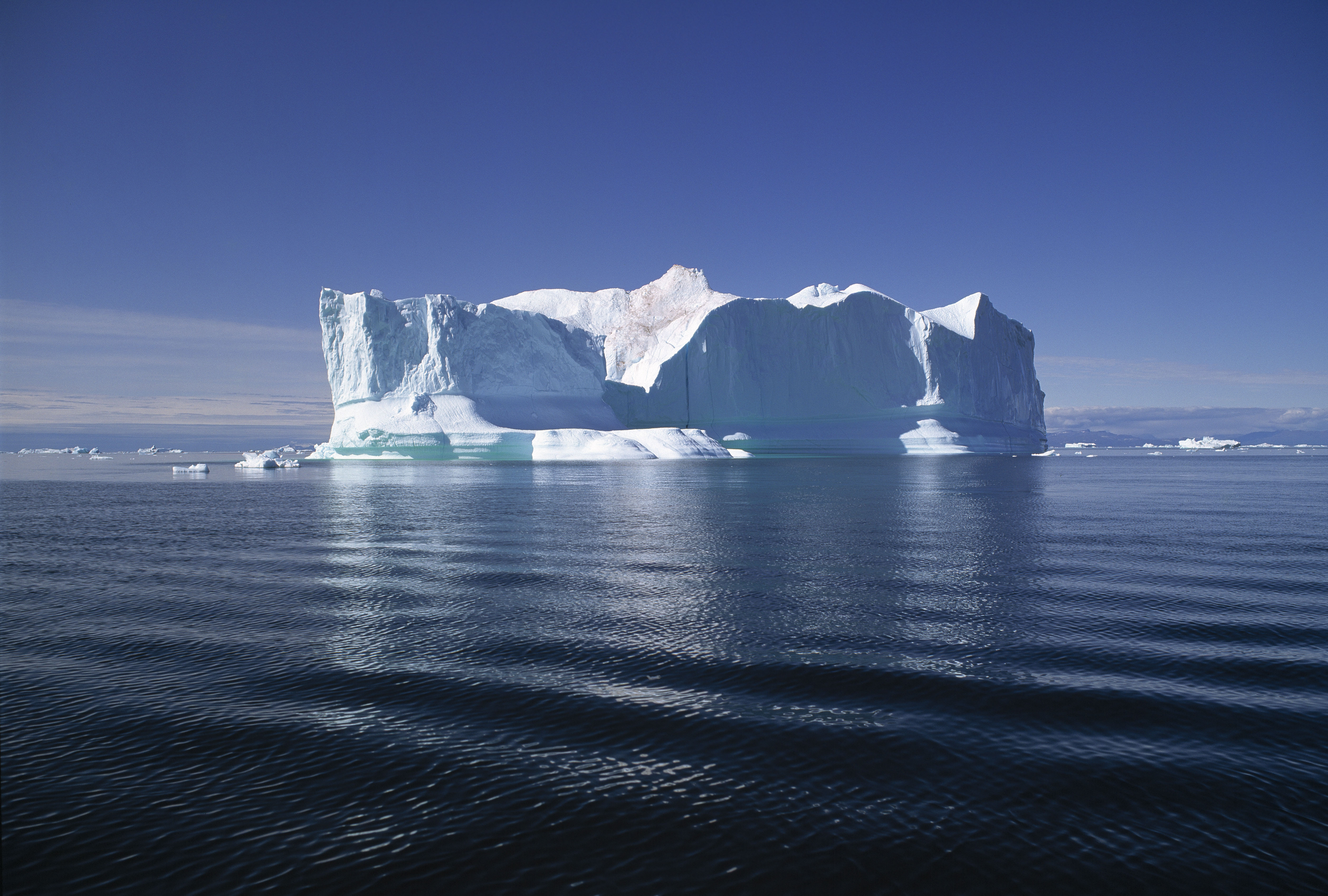 Столообразные айсберги. Айсберги в Атлантическом океане. Айсберги Антарктиды. Ледовитый океан Айсберг. Айсберг в океане текст