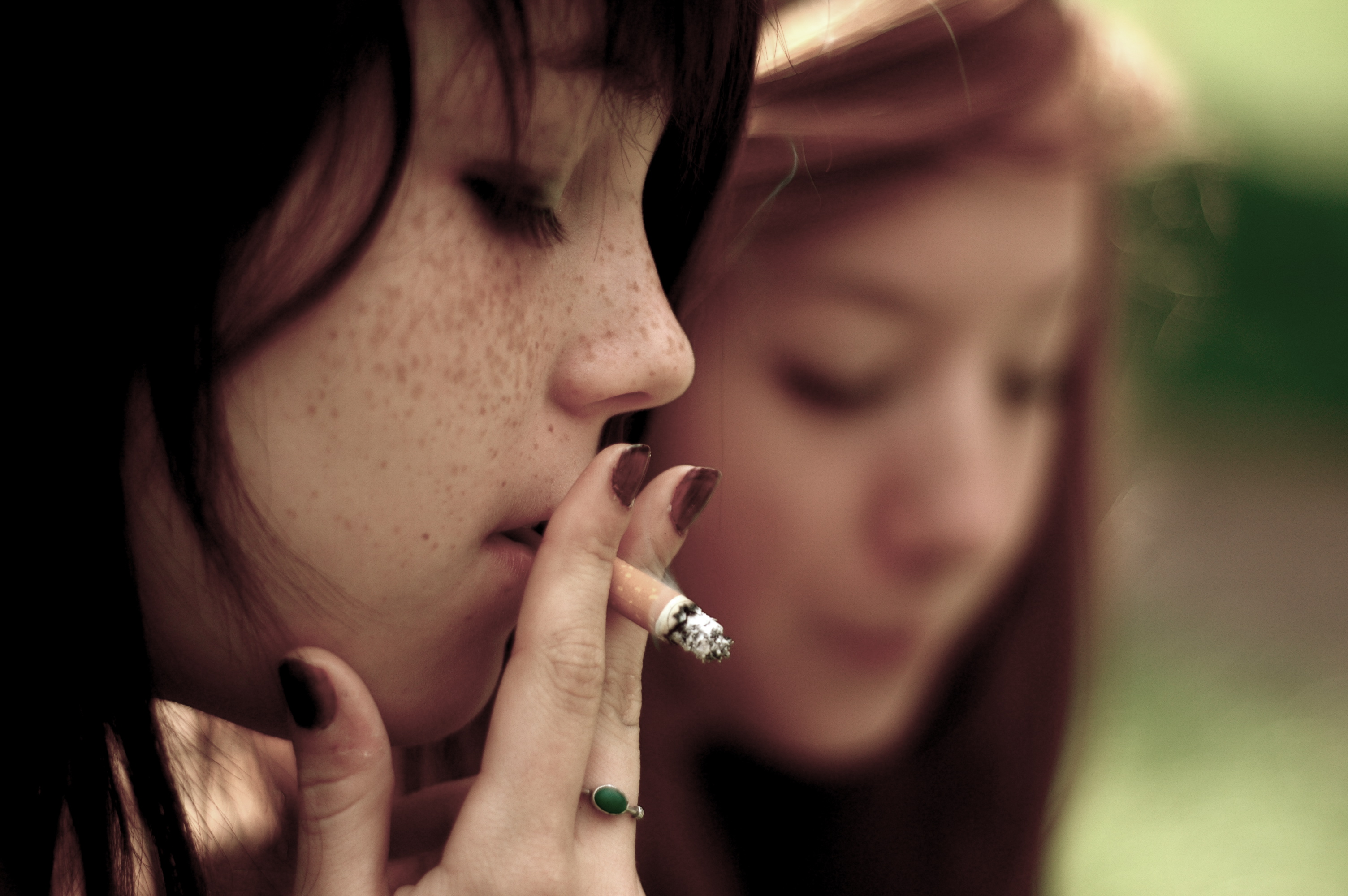 Подросток курит