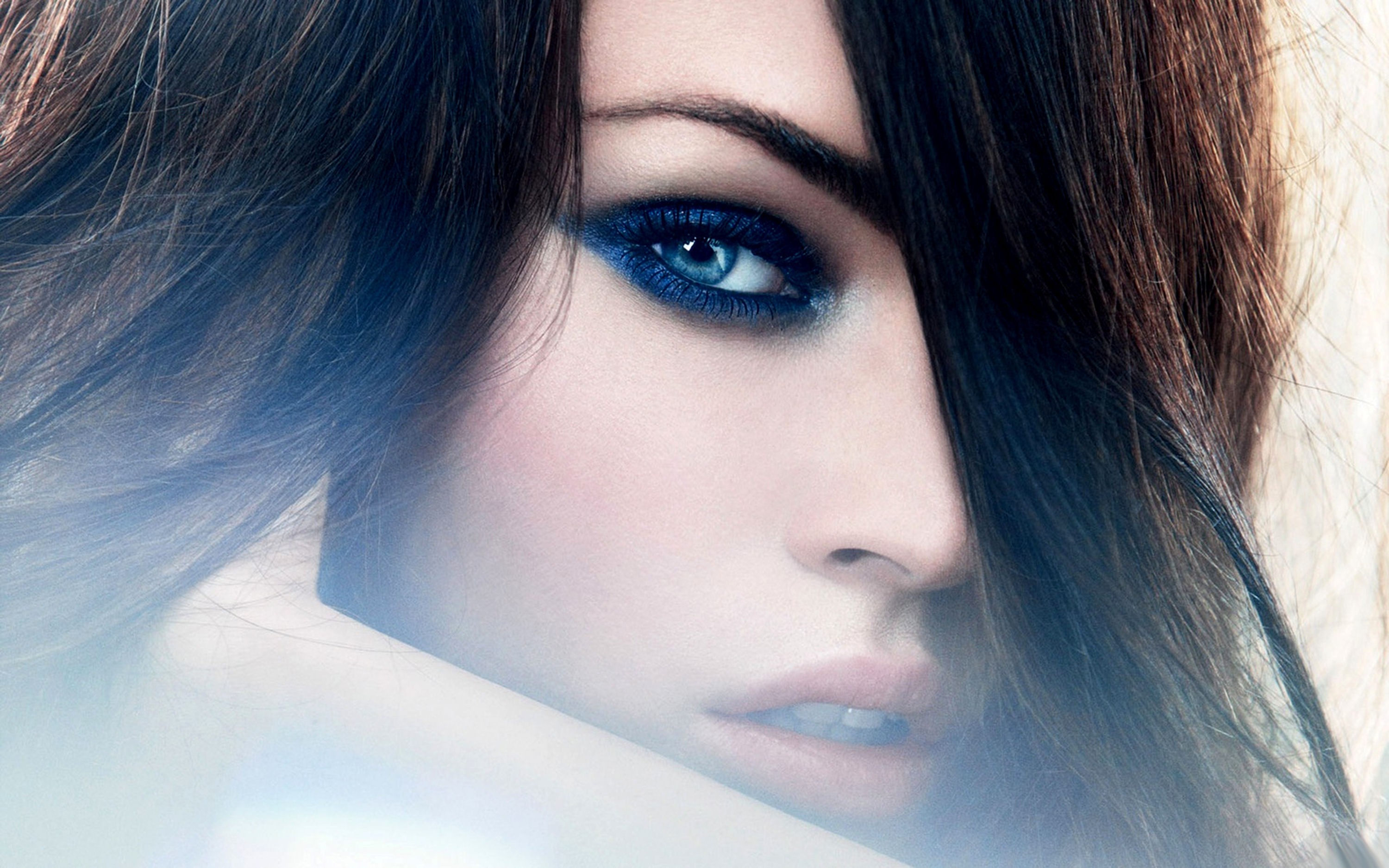 Beautiful eyes. Милана Старк. Меган Фокс глаза крупным планом. Синие глаза Меган Фокс. Синие глаза женщины.