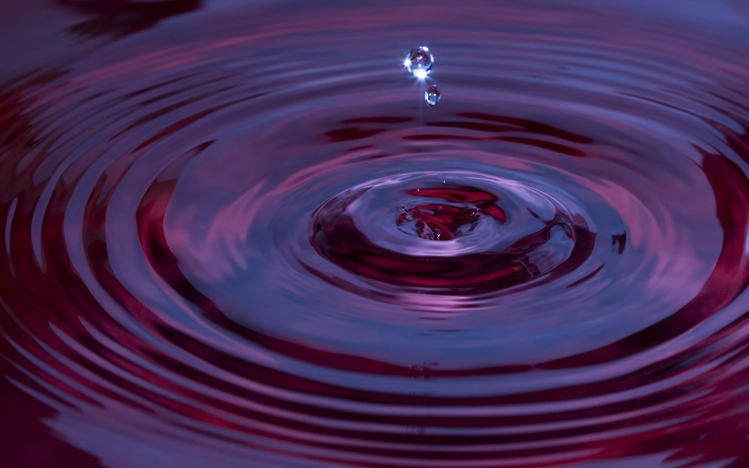 Покажи красную воду. Вода фото. Капля. Круги на воде. Фиолетовая вода.