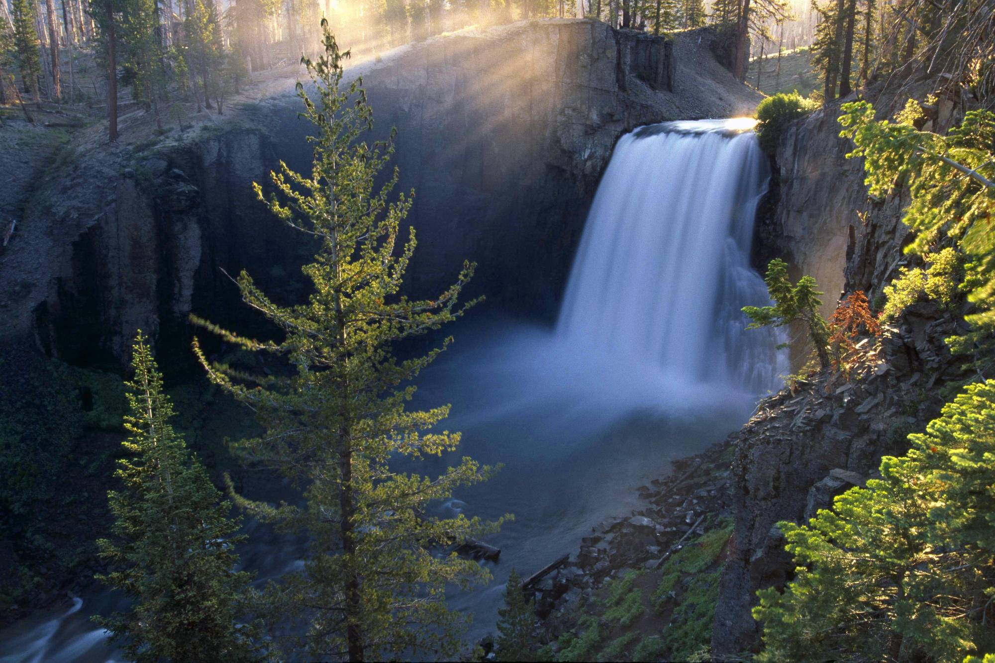 Водопад рассвет. Водопад Кэмерон Канада. Красивые водопады. Горный водопад. Природа водопады фото.
