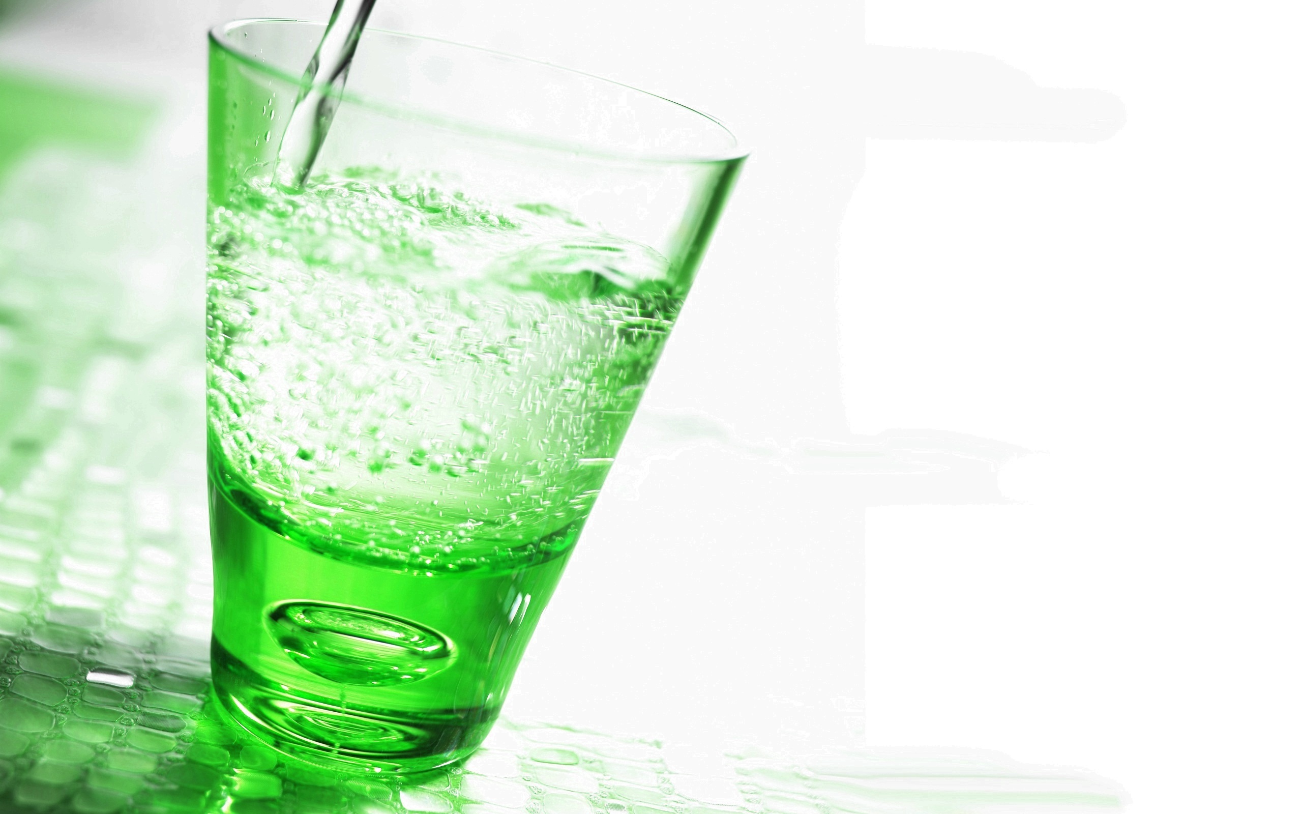 Стакан с зеленой водой. Стакан воды. Зеленая вода. Минеральная вода в стакане. Зеленый стакан.