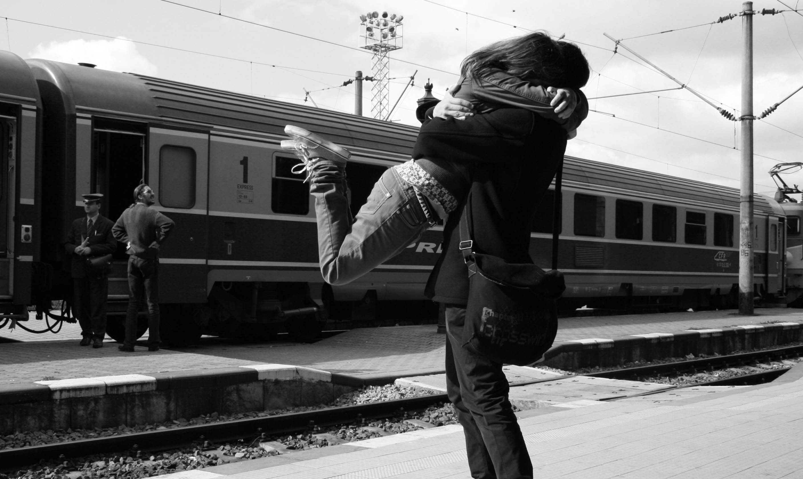 Уезжать страдать. Встреча на вокзале влюбленных. Любовь на вокзале. Парочки на вокзале. Пара на вокзале.