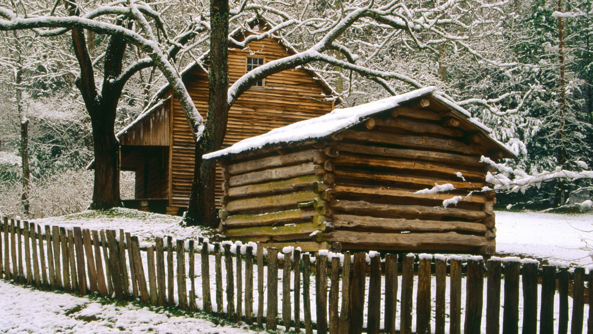Деревянный дом снег. Деревенский домик зимой. Зимний деревянный домик. Домик в лесу зимой. Деревянный дом в лесу зимой.