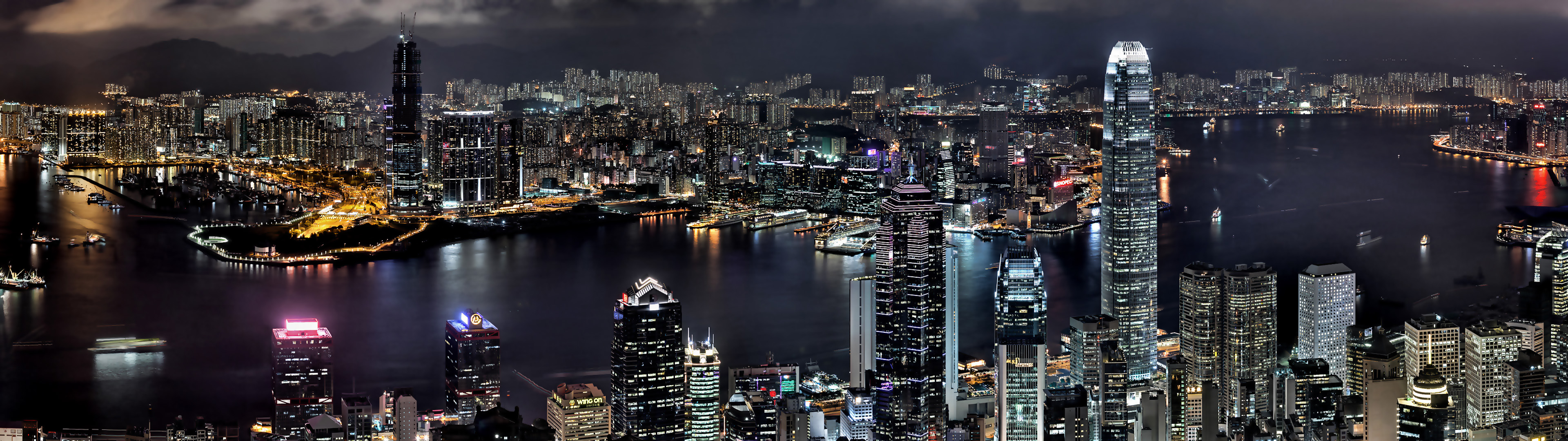 2 экран города. Гонконг небоскребы. Панорама ночного города. Обои на два монитора. Панорама на два монитора.