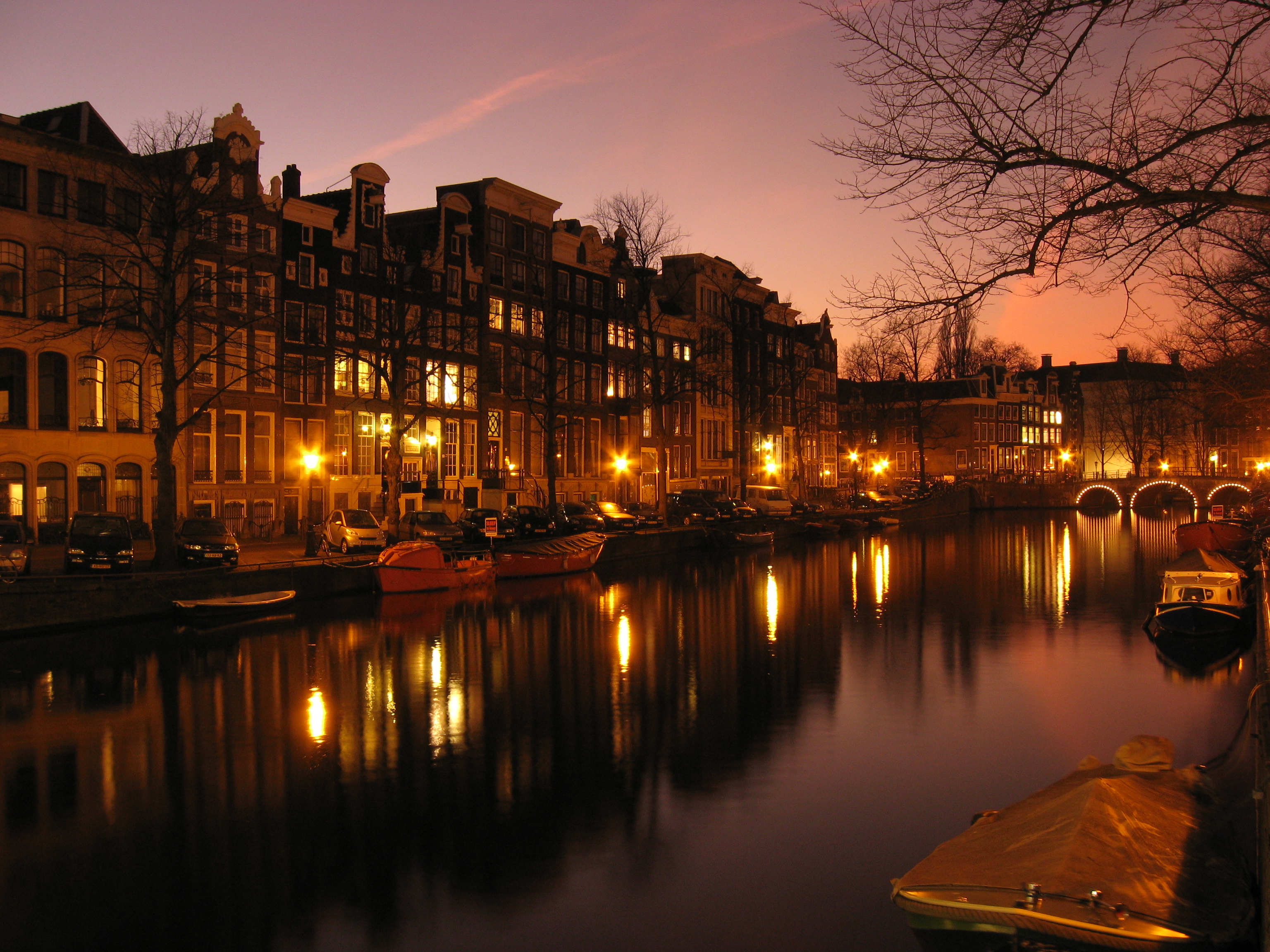 вода, ночь, огни, архитектура, дома, корабли, Европа, Голландия, Амстердам, Голландский, транспортные средства, реки, отражения, Нидерланды, города - обои на рабочий стол