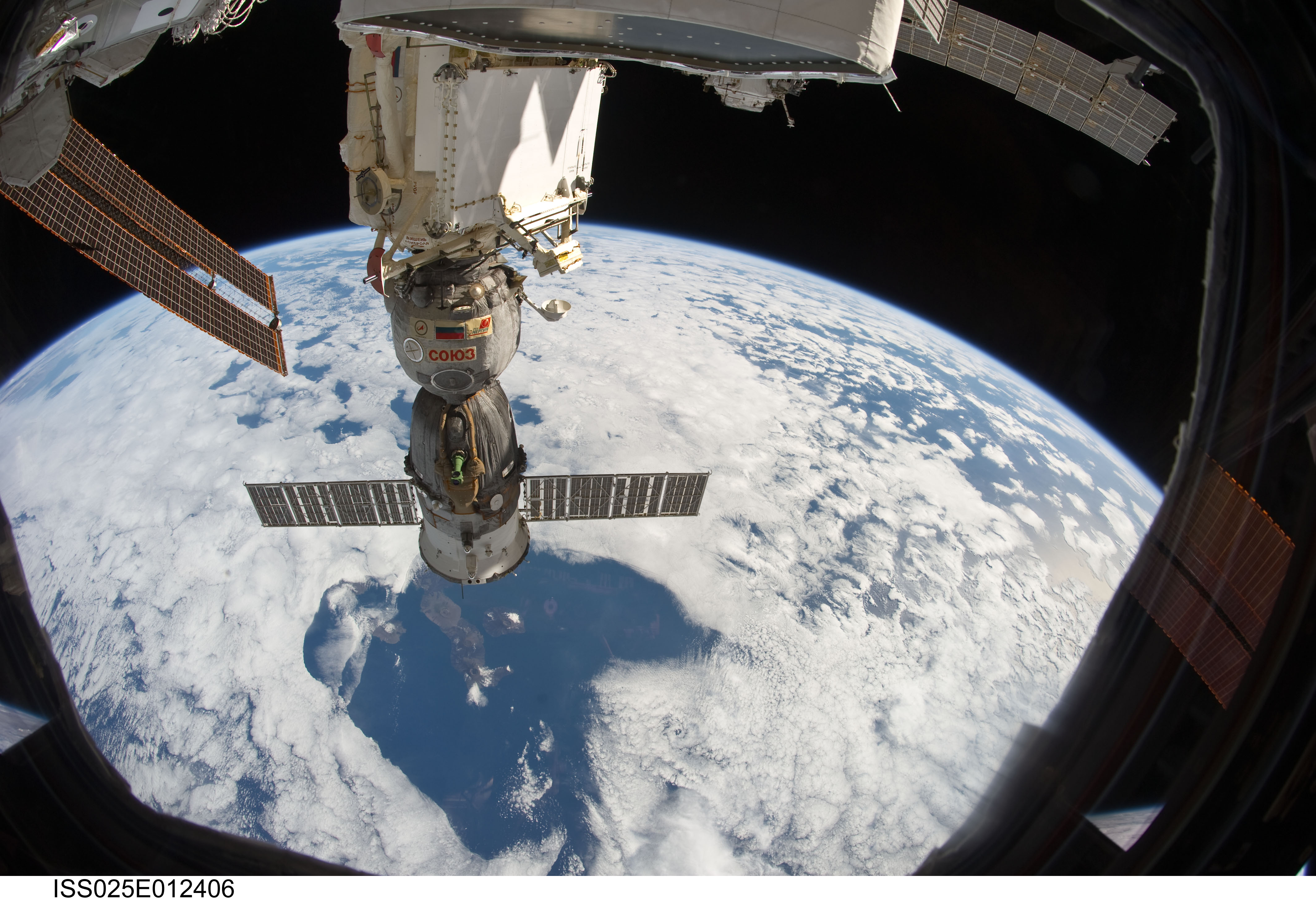 Vid s. Кабина МКС. Иллюминатор космического корабля Союз вид МКС. Вид из МКС на землю. Снимок с МКС.