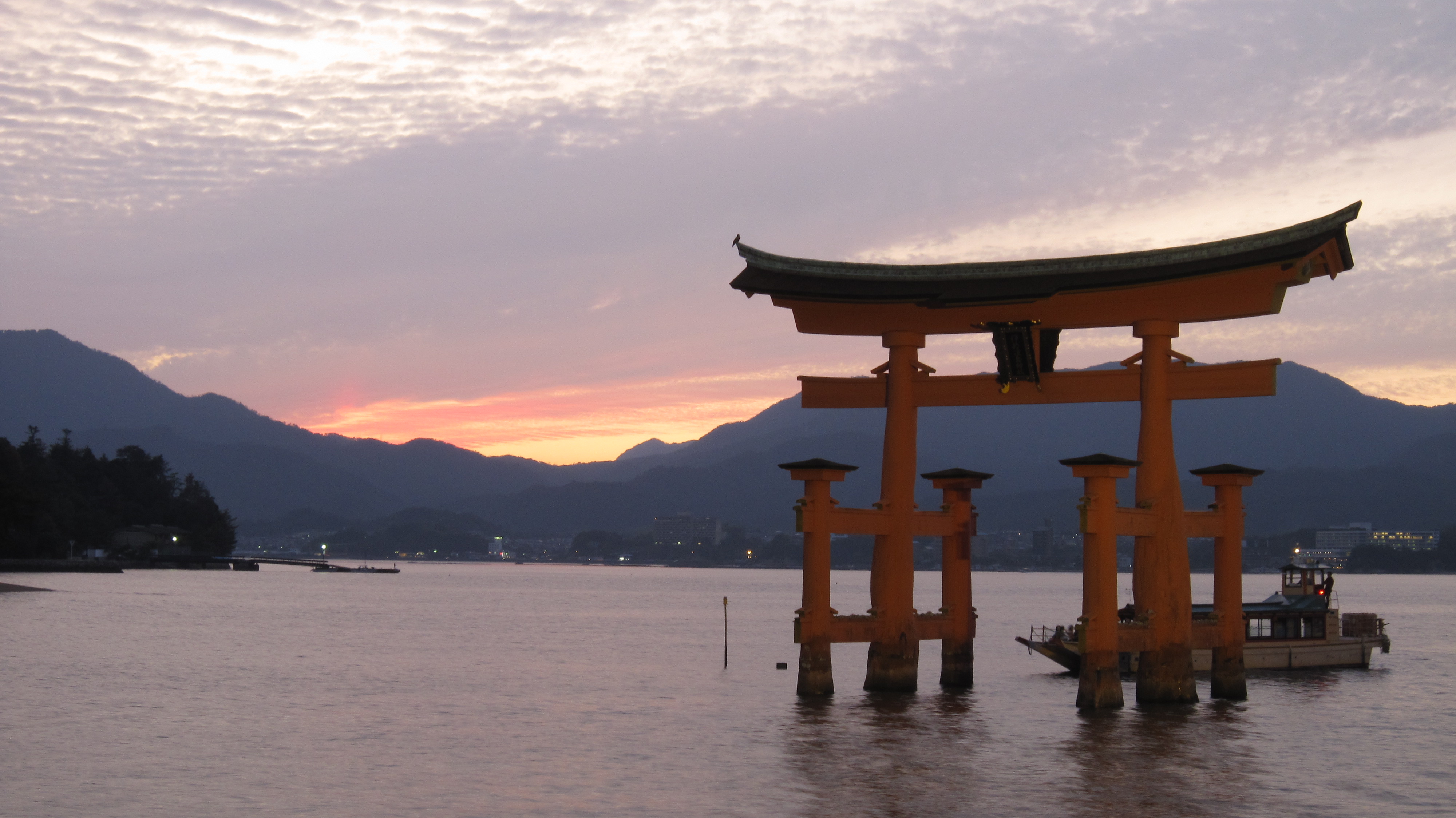 вода, Япония, горы, лодки, ворота, тории, Японский архитектура, Ицукусима - обои на рабочий стол