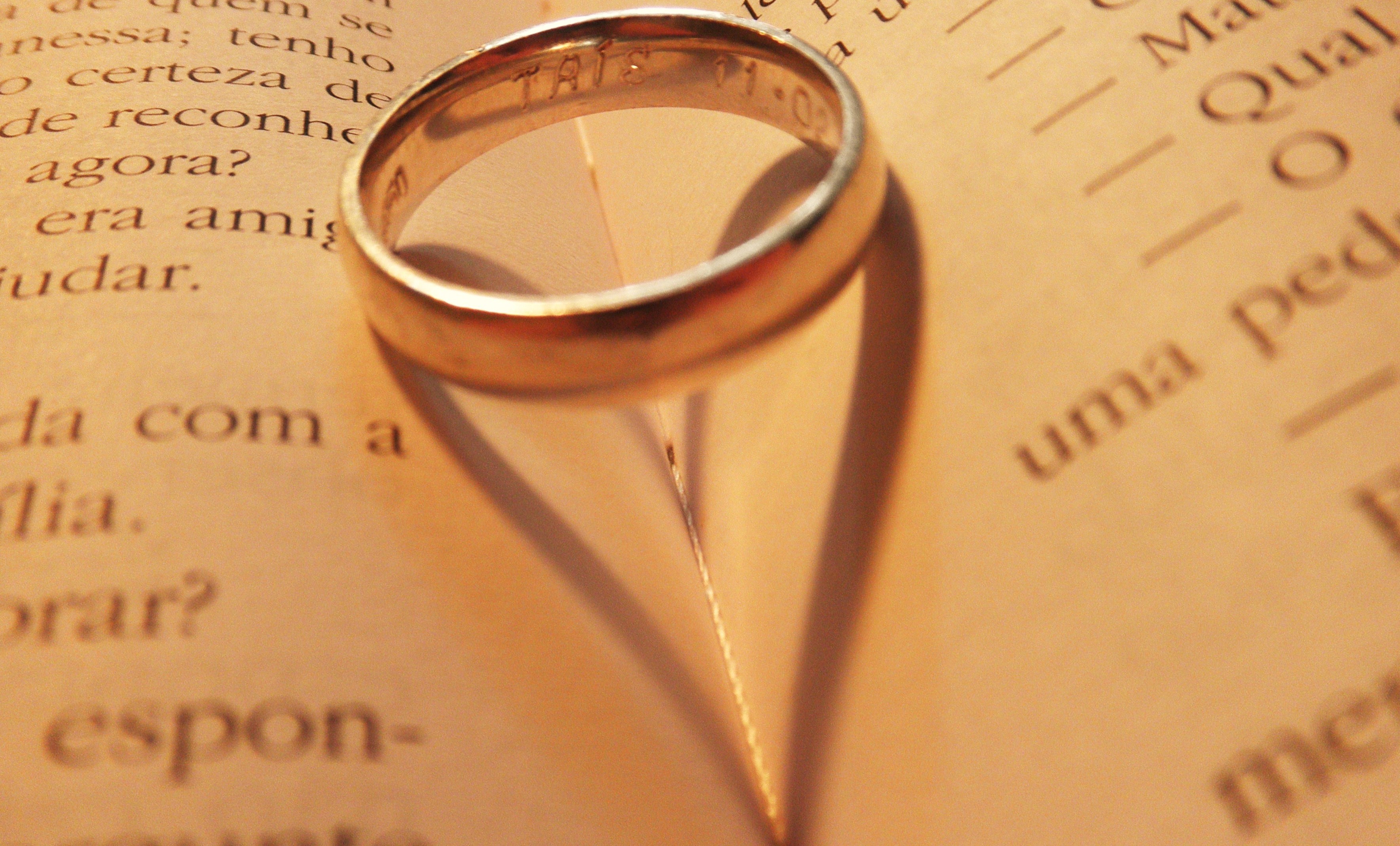 любовь, кольца, книги, сердца - обои на рабочий стол