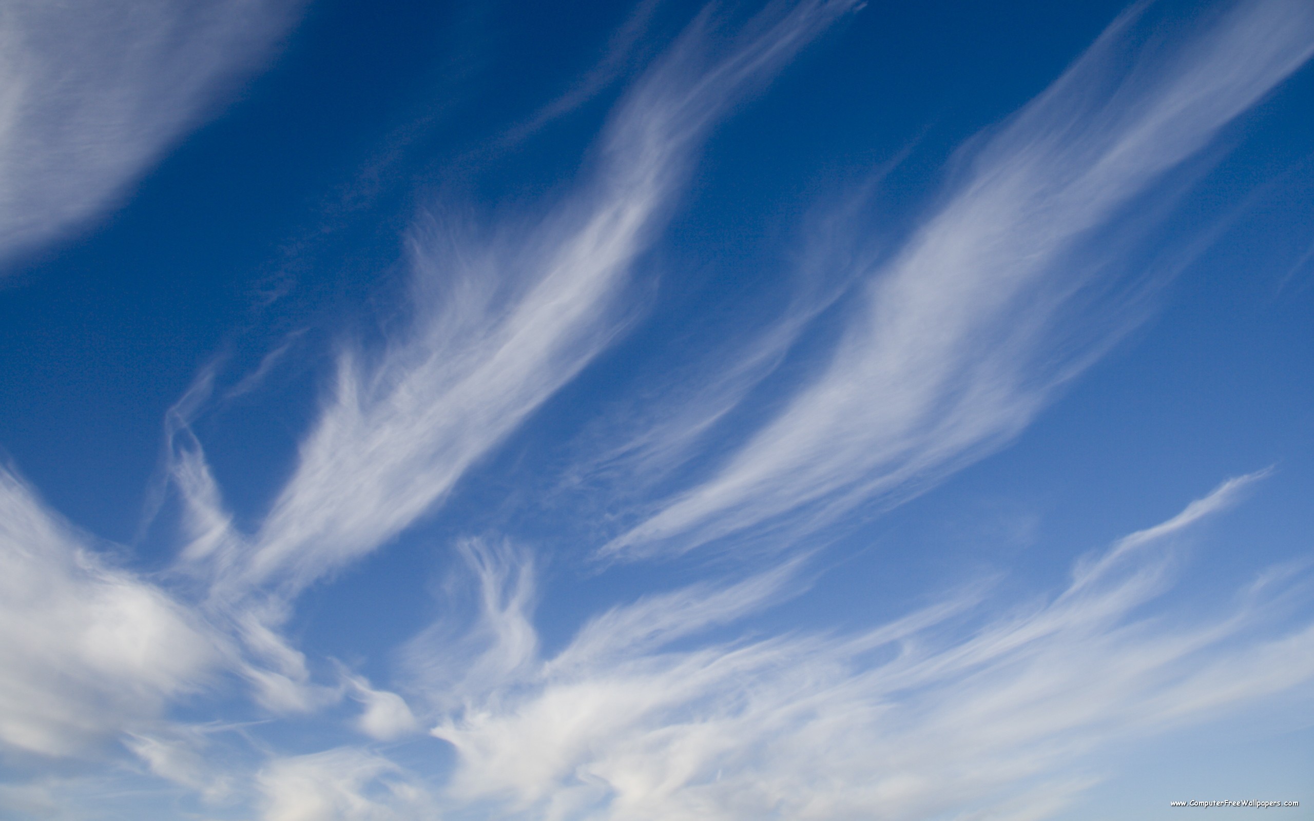 Воздух становится синим. Перисто-Слоистые (Cirrostratus, CS). Перисто-Слоистые облака. Небо. Голубое небо.