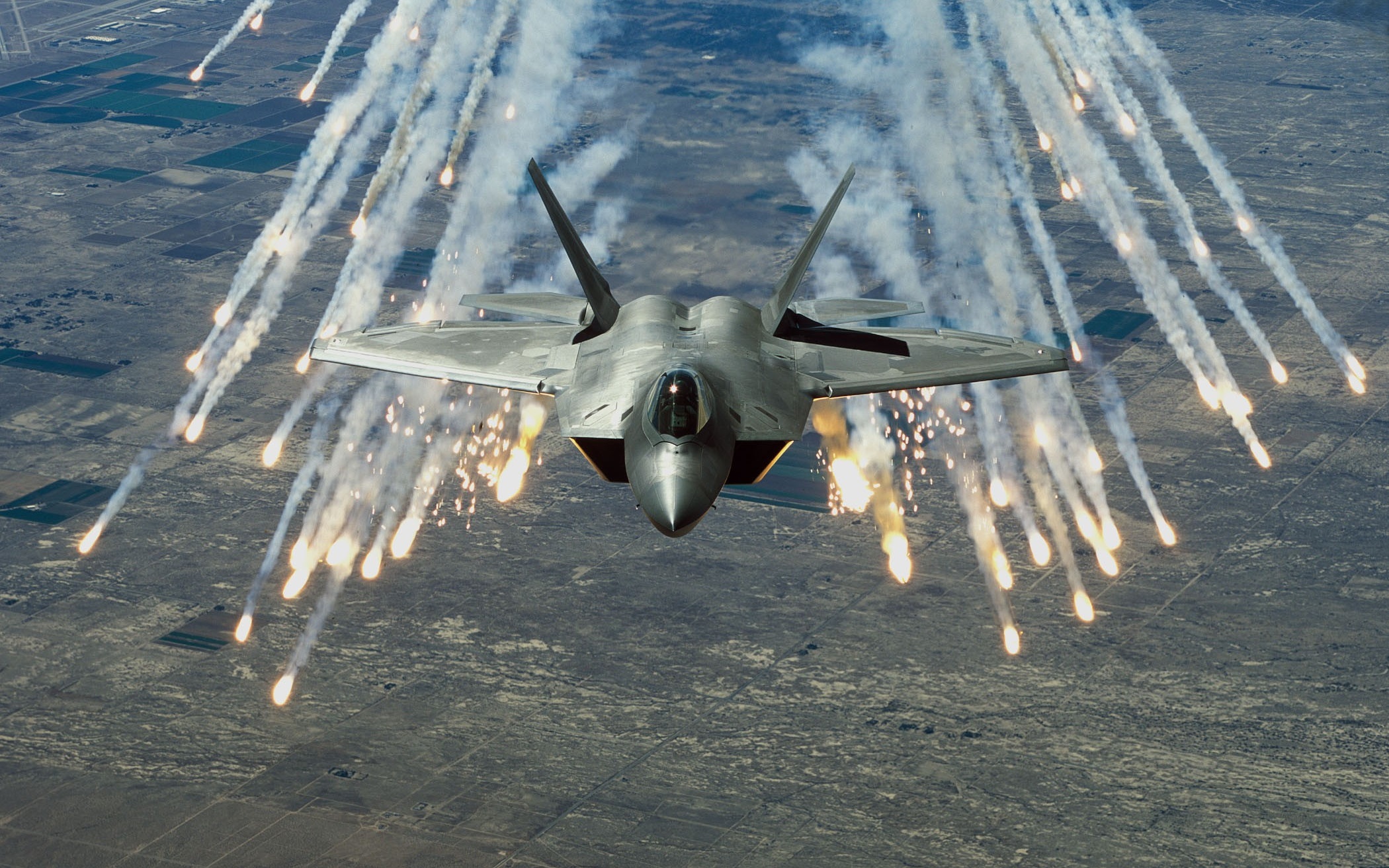 самолет, военный, F-22 Raptor, самолеты, вспышки - обои на рабочий стол