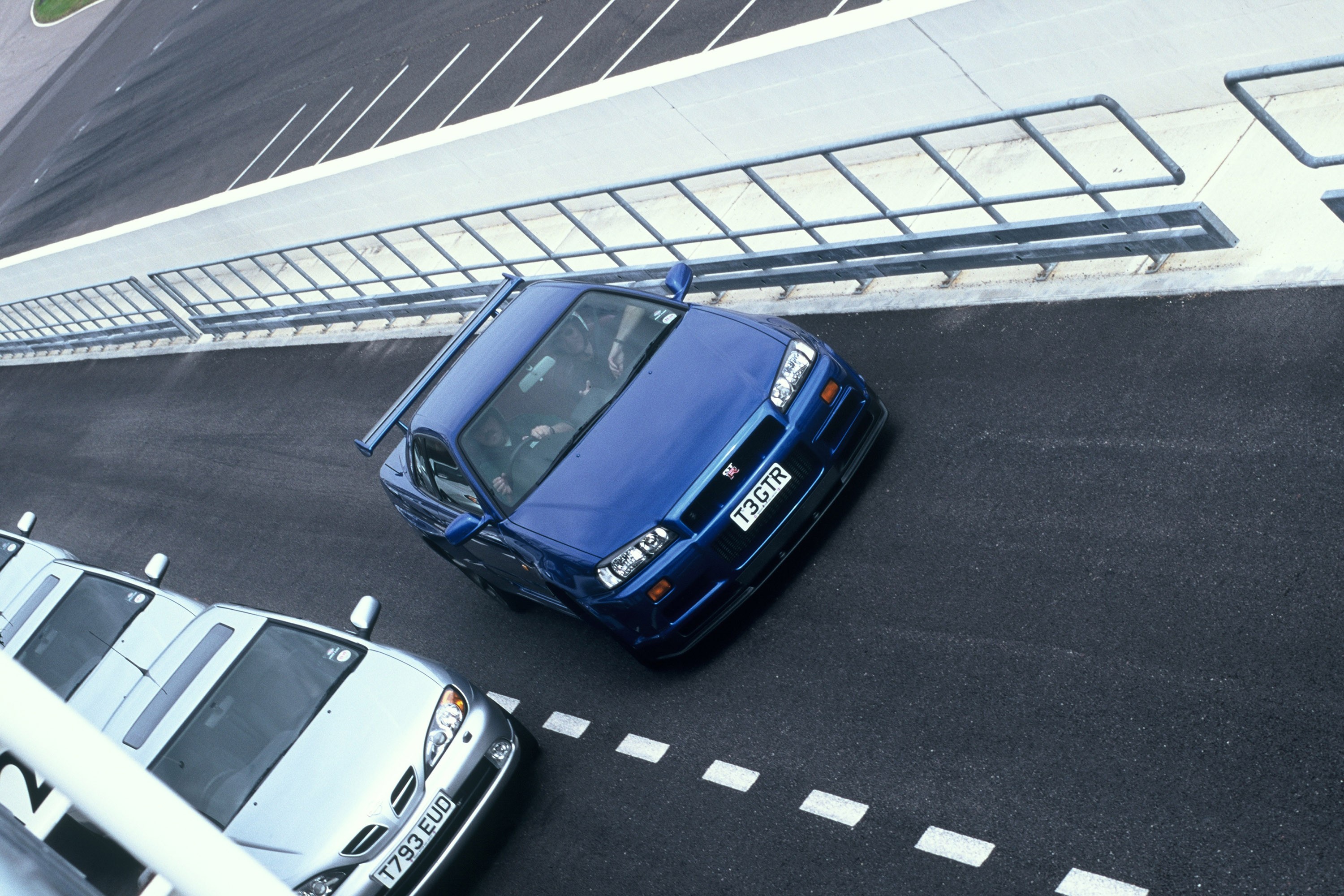 синий, автомобили, фронт, Ниссан, транспортные средства, трек, Nissan Primera, Nissan Skyline R34 GT-R, вид спереди угол - обои на рабочий стол