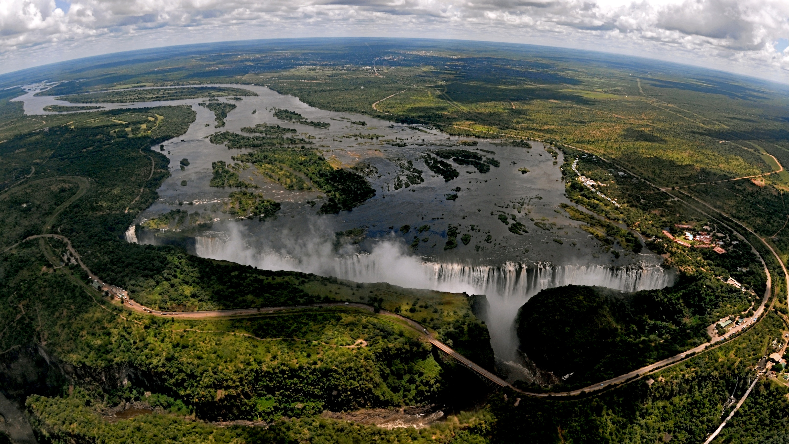 Озеро ливингстона африка. Река Замбези Африка. Зимбабве река Замбези.
