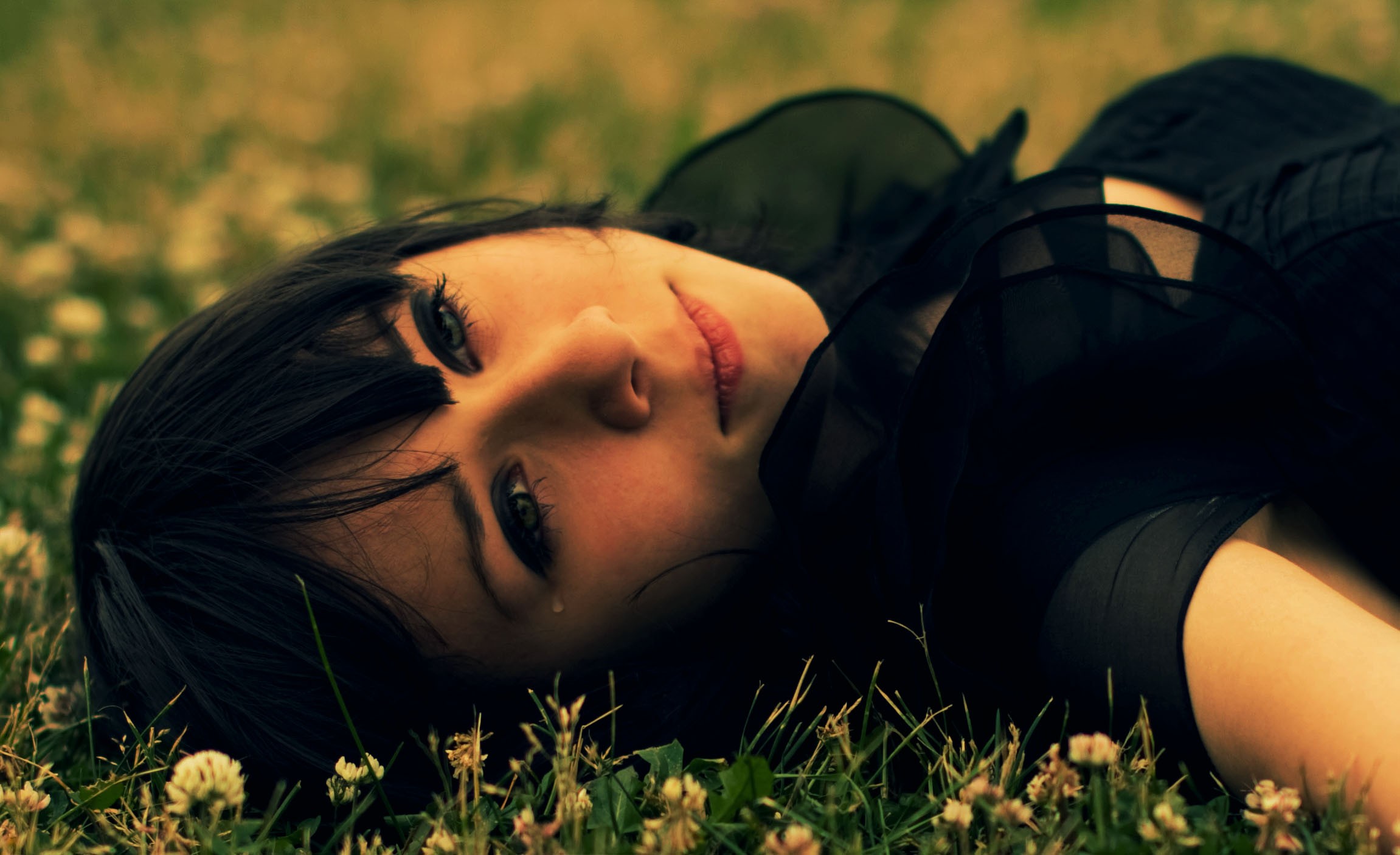 Женщина лежит на траве
