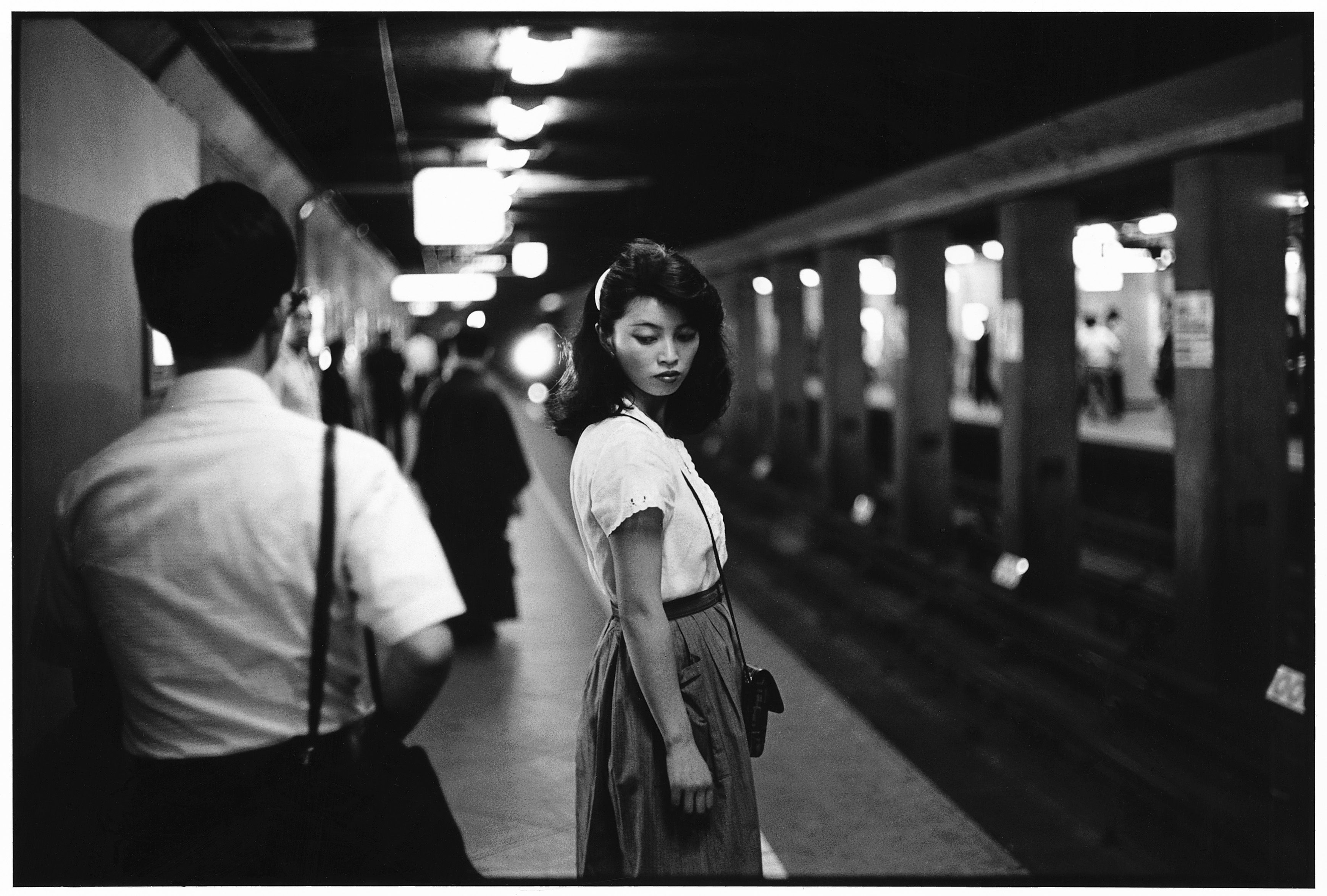 Девушка 1984 года. Эд Ван дер Элскен. Фотограф Эд Ван дер Элскен. Токио 1984. Черно белая фотосессия в метро.