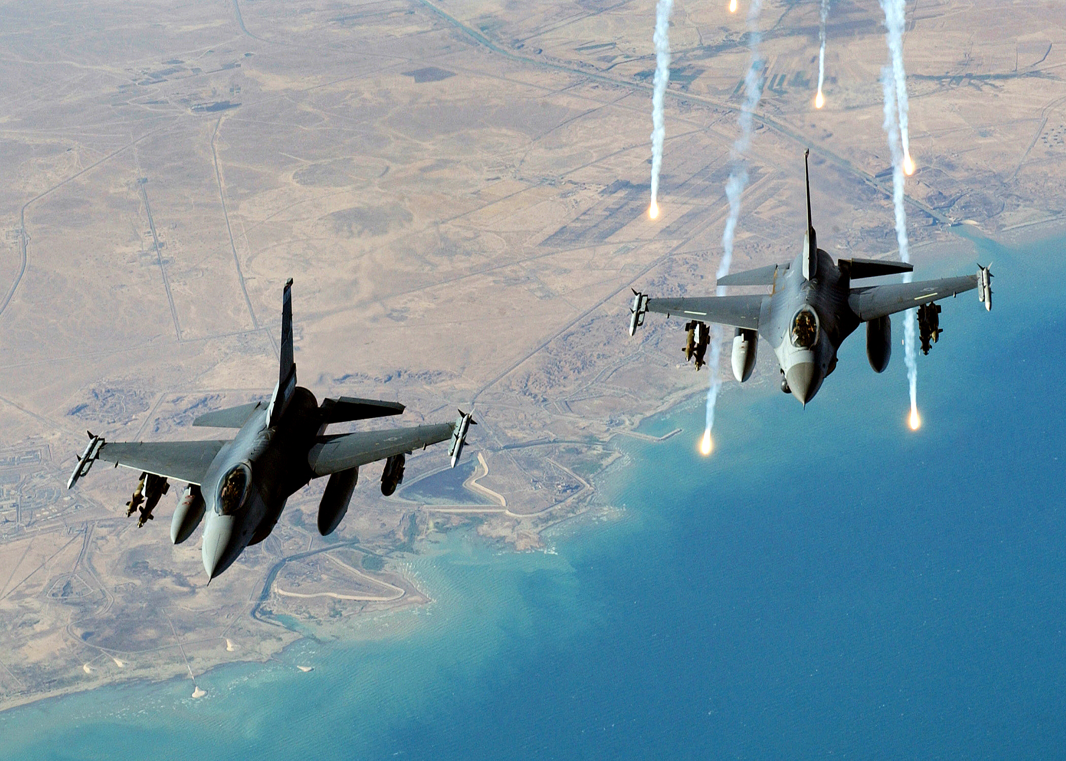 Стратегическое нападение. F16 Jet. Самолеты НАТО f16. Военные самолеты США. Истребитель в воздухе.
