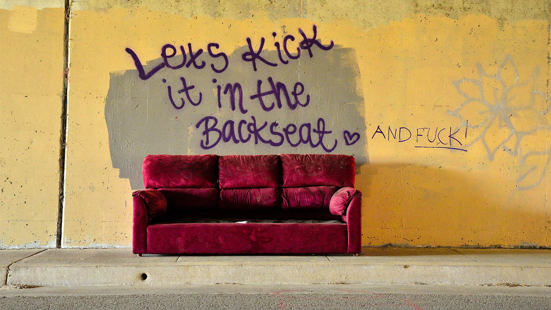 диван, граффити - обои на рабочий стол