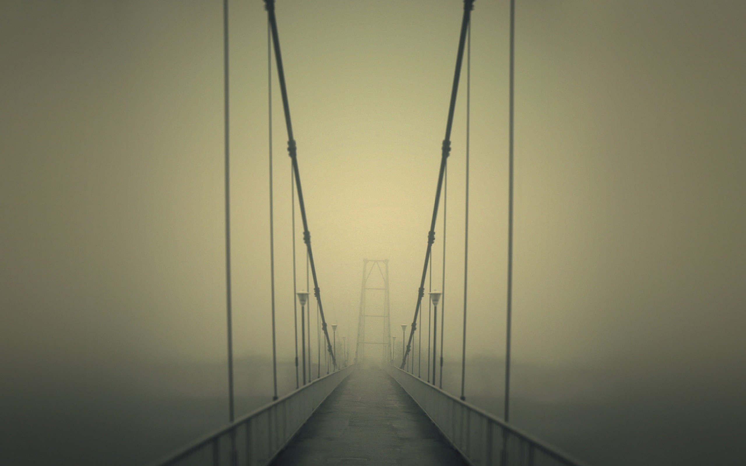 Вид никуда. Мост в тумане. Подвесной мост в тумане. Мост уходящий в туман. Подвесной мост с перспективой.