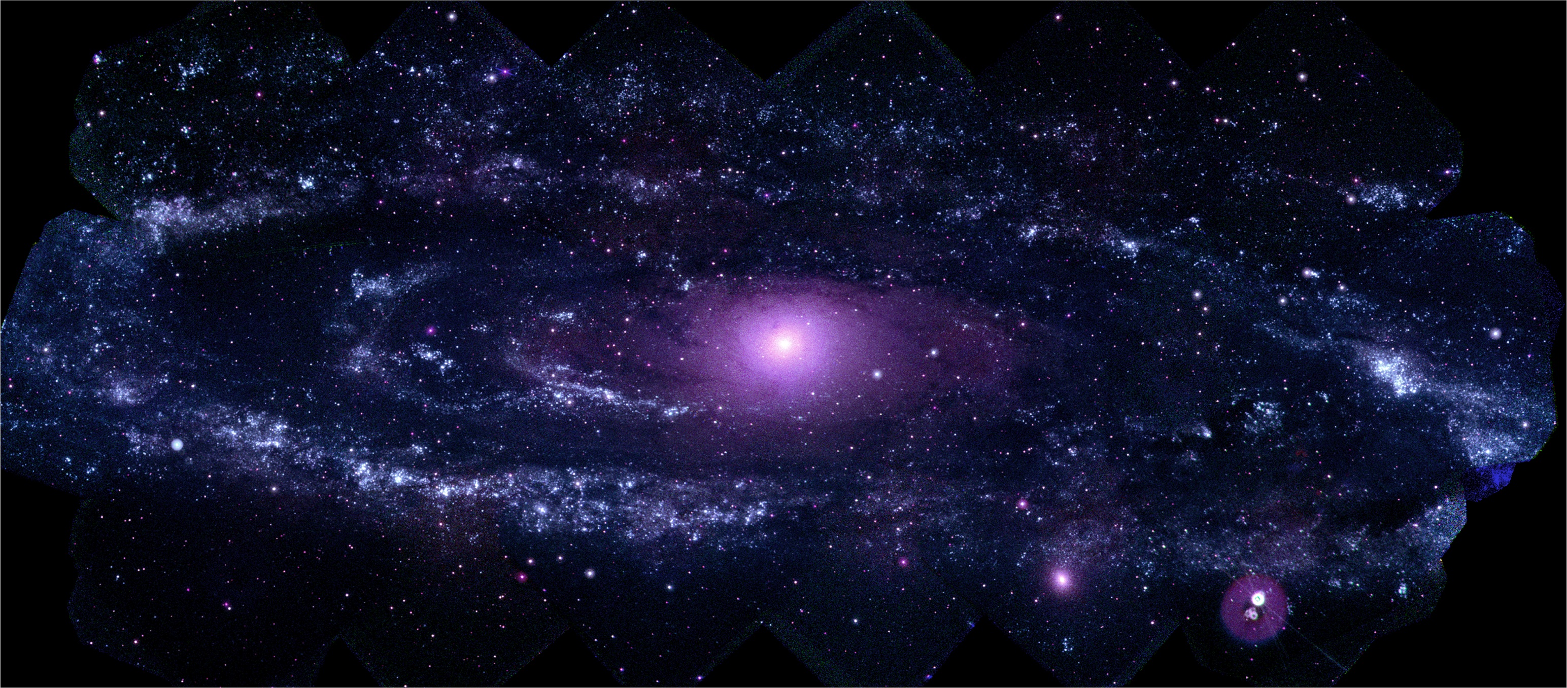 Галактика Андромеды в ультрафиолетовых лучах.