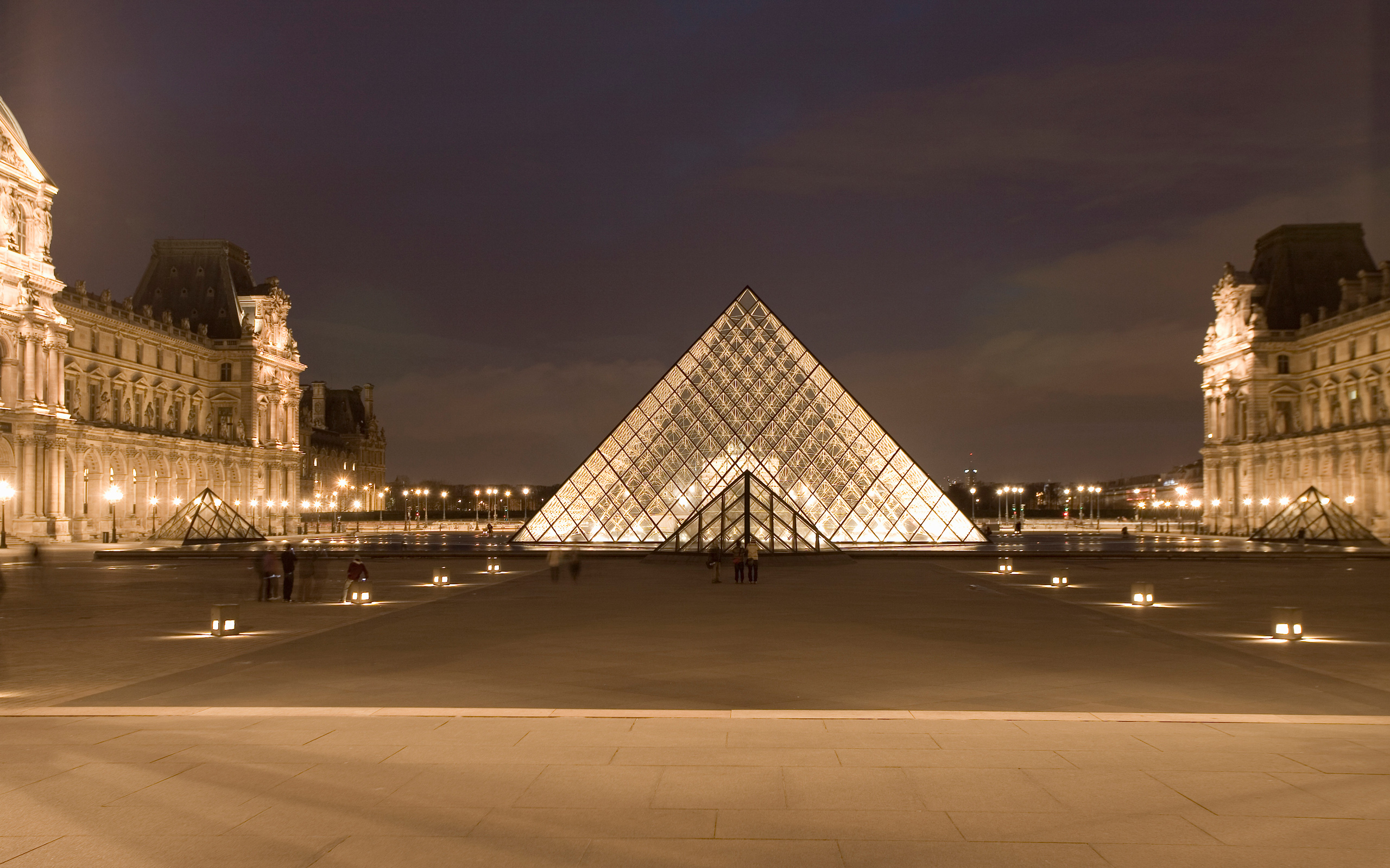 Париж, огни, Франция, здания, Европа, пирамиды, Лувр - обои на рабочий стол