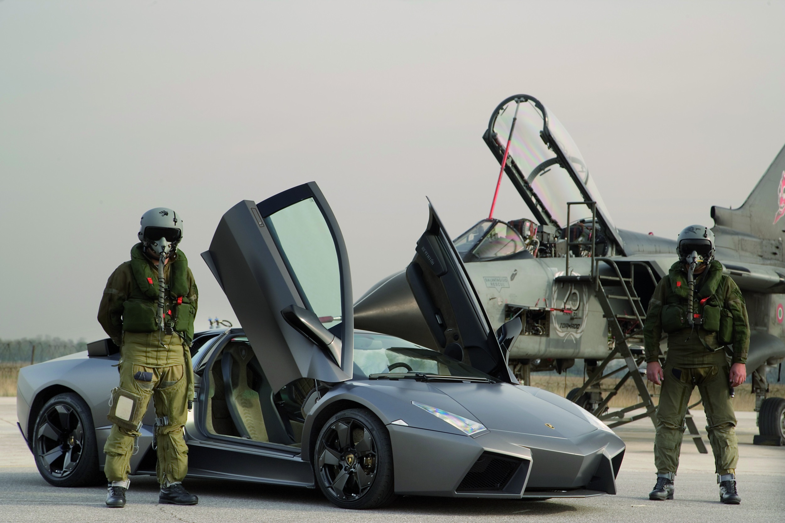 автомобили, пилот, самолеты, Lamborghini Reventon, ВВС Италии, Panavia Tornado, бойцы - обои на рабочий стол
