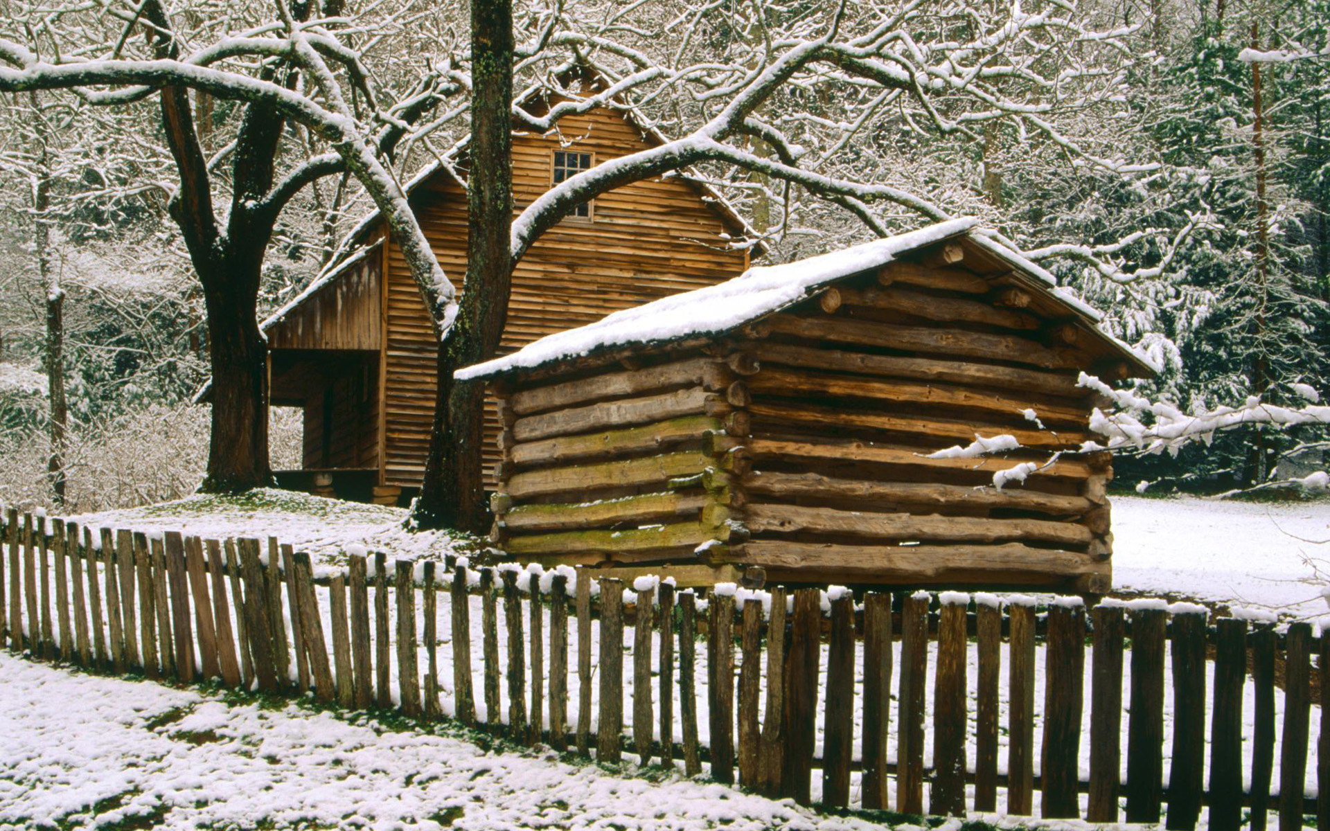 Деревянный деревенский дом зимой