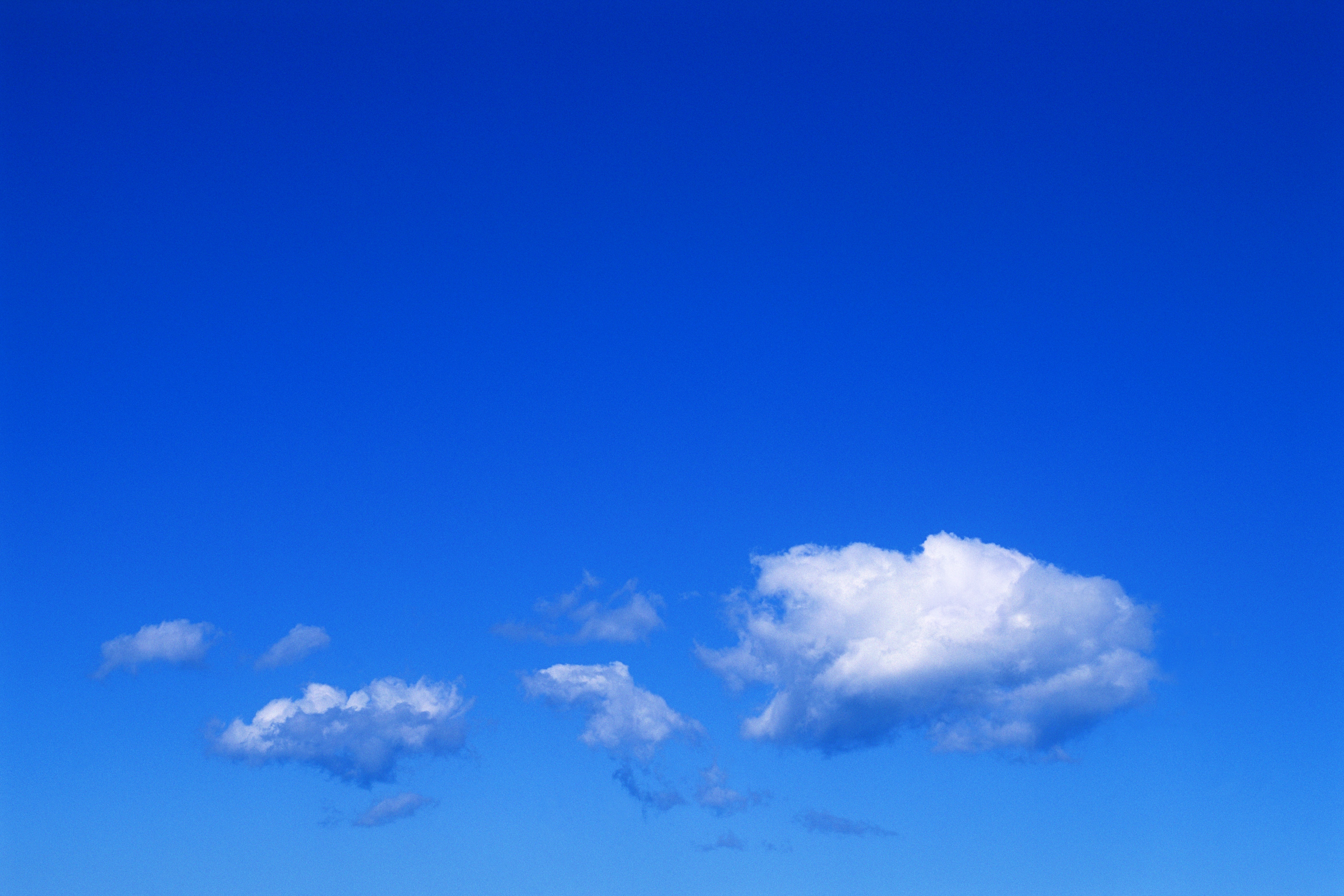 По бирюзовому небосклону бесконечно. Синее небо. Голубое небо. Безоблачное небо. Синее небо с облаками.