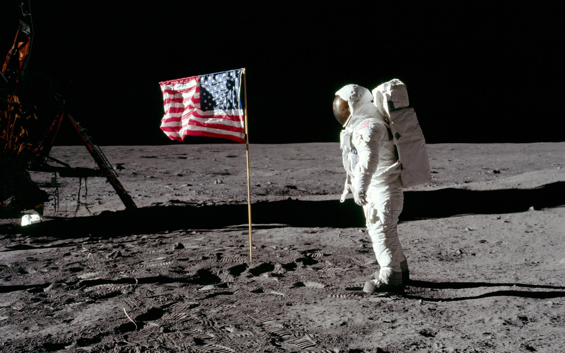 Луна, астронавты, Американский флаг, след - обои на рабочий стол