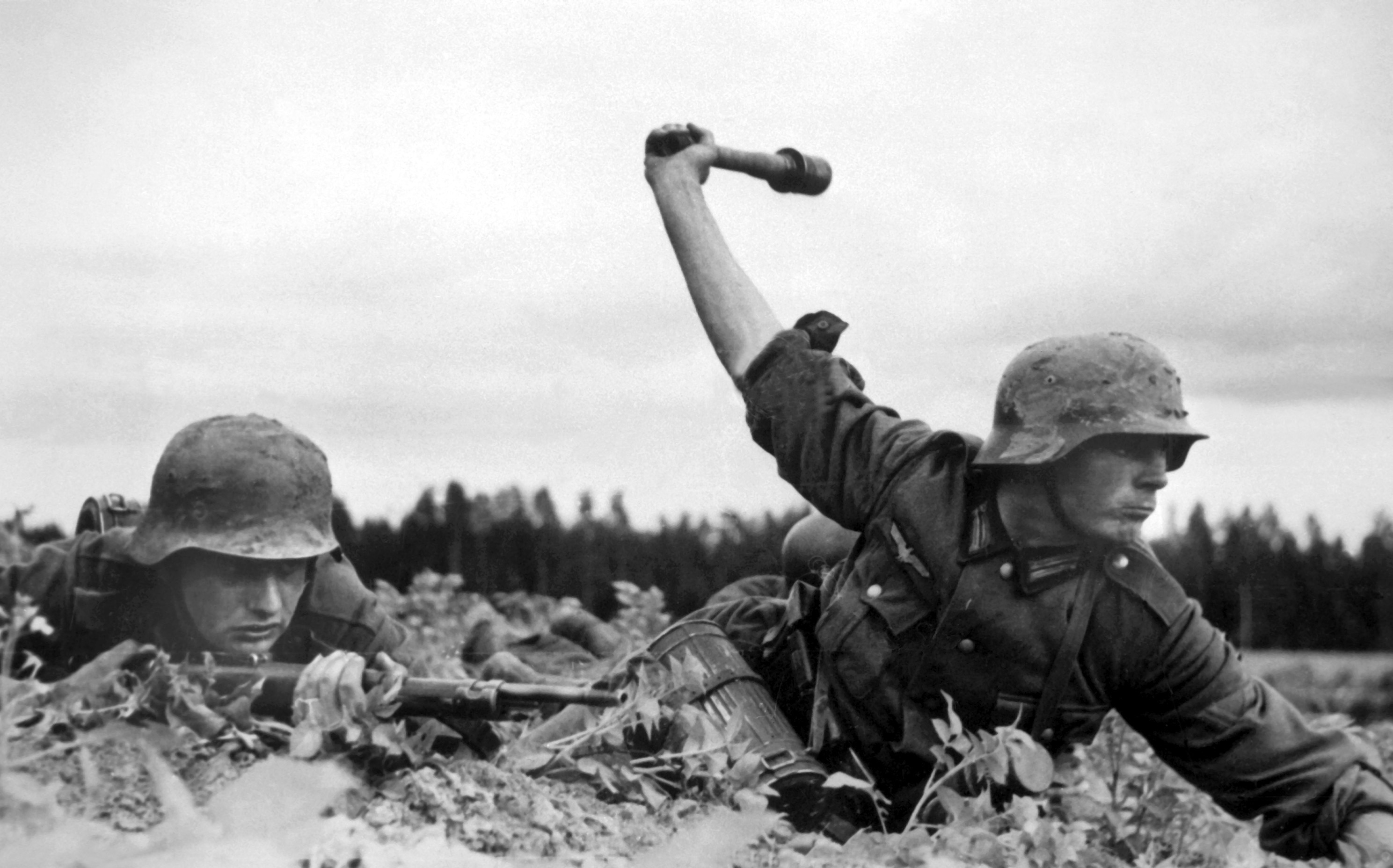 Солдат вермахта с гранатой м 39