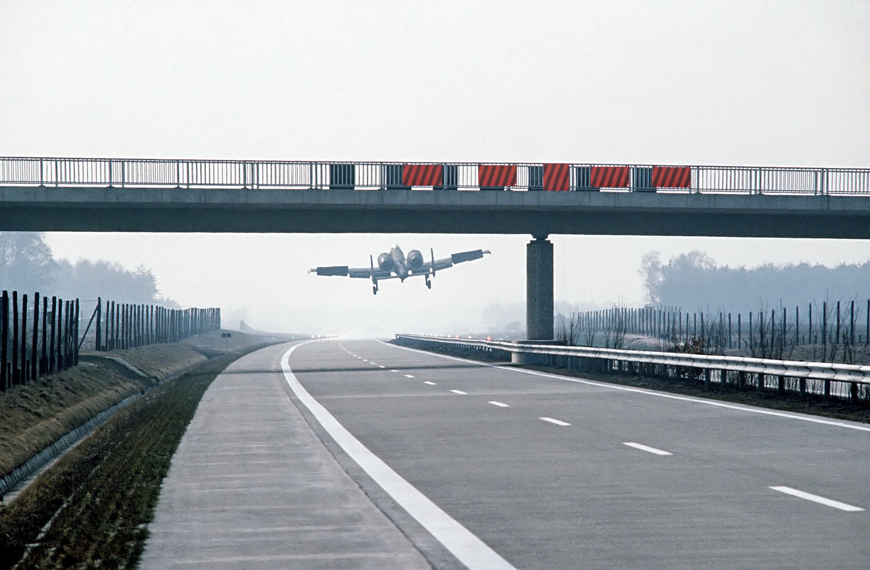самолет, военный, дороги, транспортные средства, А-10 Thunderbolt II - обои на рабочий стол