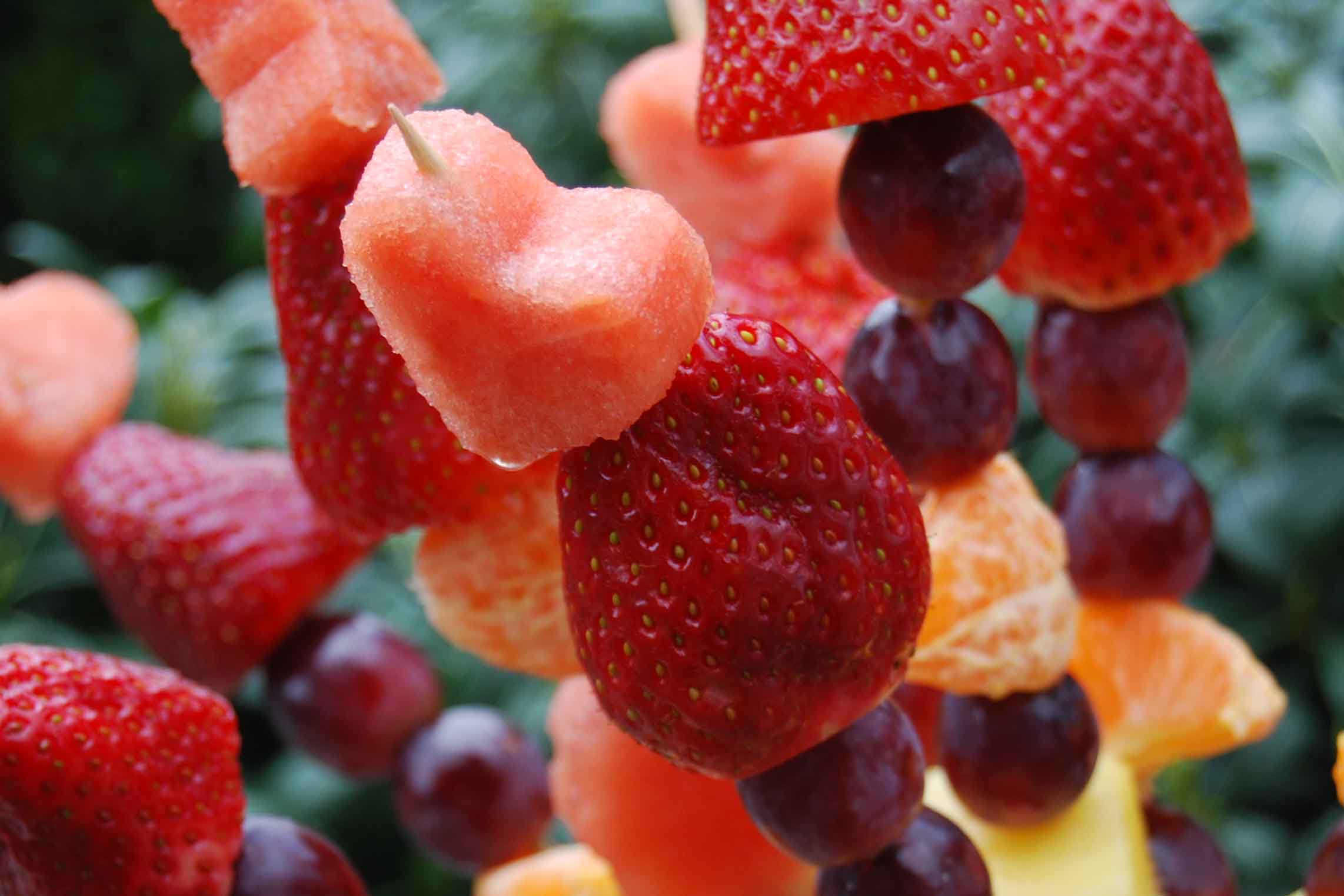 фрукты, виноград, клубника - обои на рабочий стол