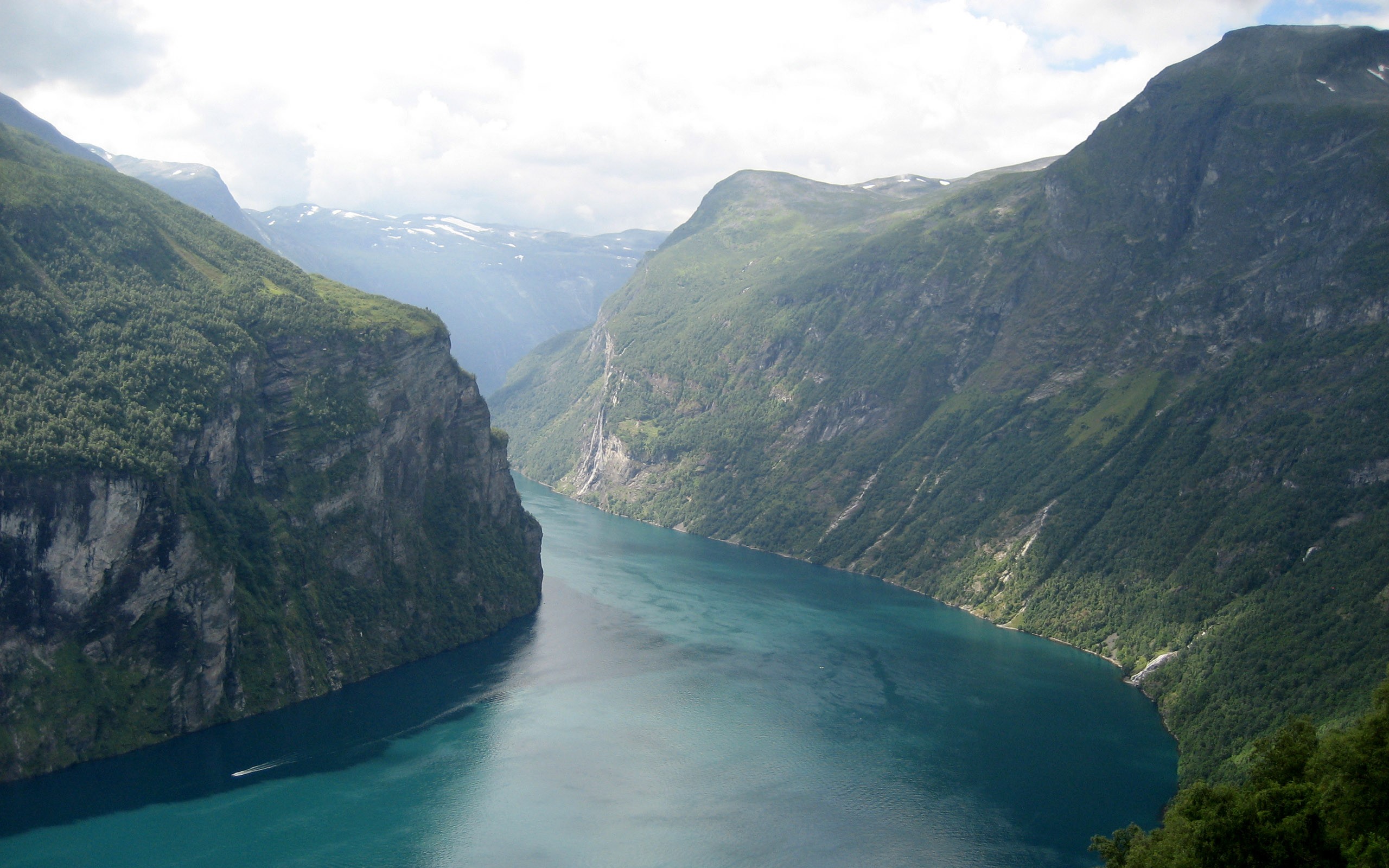 Между гор и леса. Фьорды Норвегии. Фьорды Норвегии с реками. Гейрангер-Фьорд. Расщелины Акернесет в Норвегии.