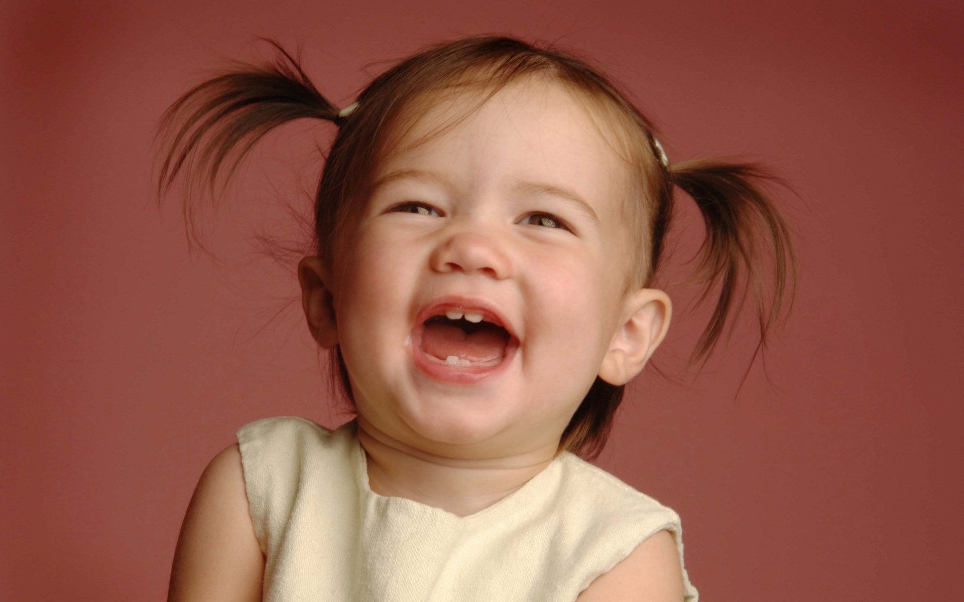 Ребенок с большим ртом. Девочка смеется. Rebenok smeetsyya. Эмоции. Эмоции для детей.