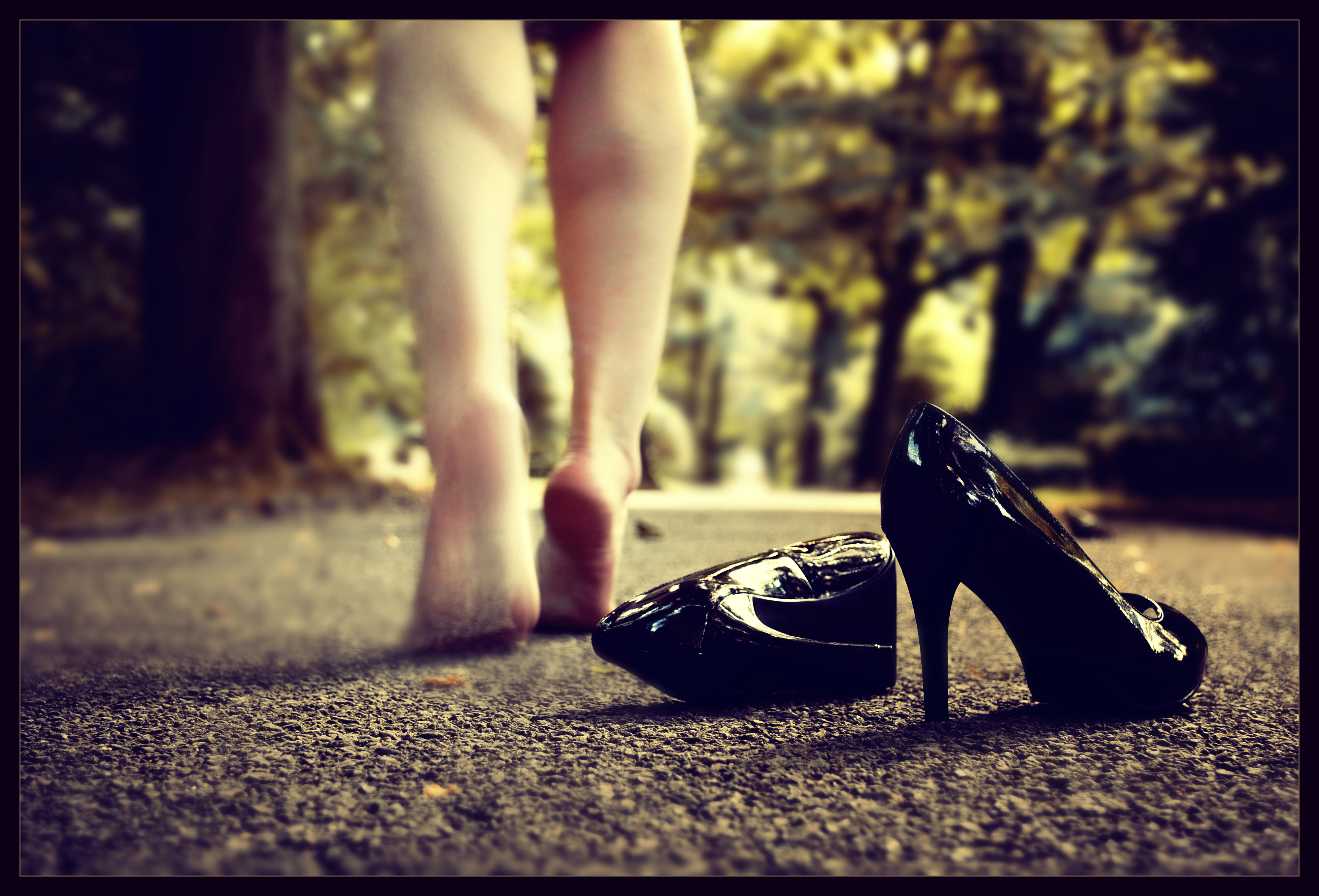 Сны приснилась обувь. Девушка потеряла туфлю. Девушки теряют туфли. Приснилось потеря туфли. Девочка теряет обувь.