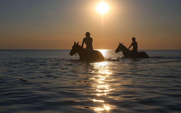 девушки, Солнце, горизонт, силуэты, лошади, море - обои на рабочий стол