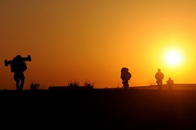 солдаты, Солнце, силуэты, Афганистан - обои на рабочий стол