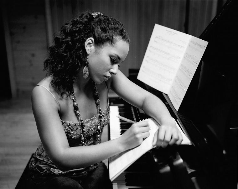 чернокожие, пианино, Alicia Keys, оттенки серого, монохромный - обои на рабочий стол
