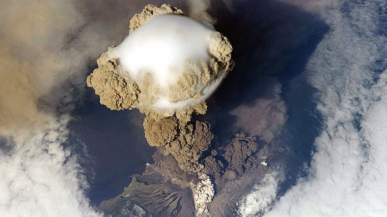 дым, пик, Международная космическая станция, извержение - обои на рабочий стол