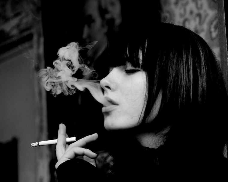 брюнетки, девушки, курение, черно-белое изображение, дым, сигары, сигареты - обои на рабочий стол