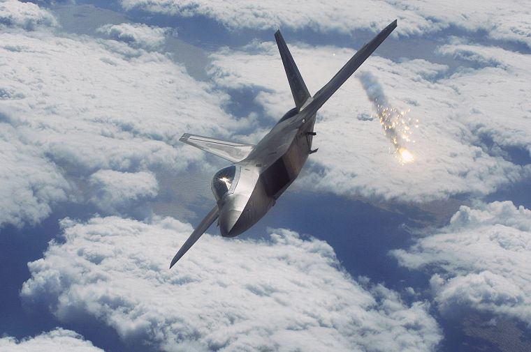 самолет, военный, F-22 Raptor, вспышки - обои на рабочий стол