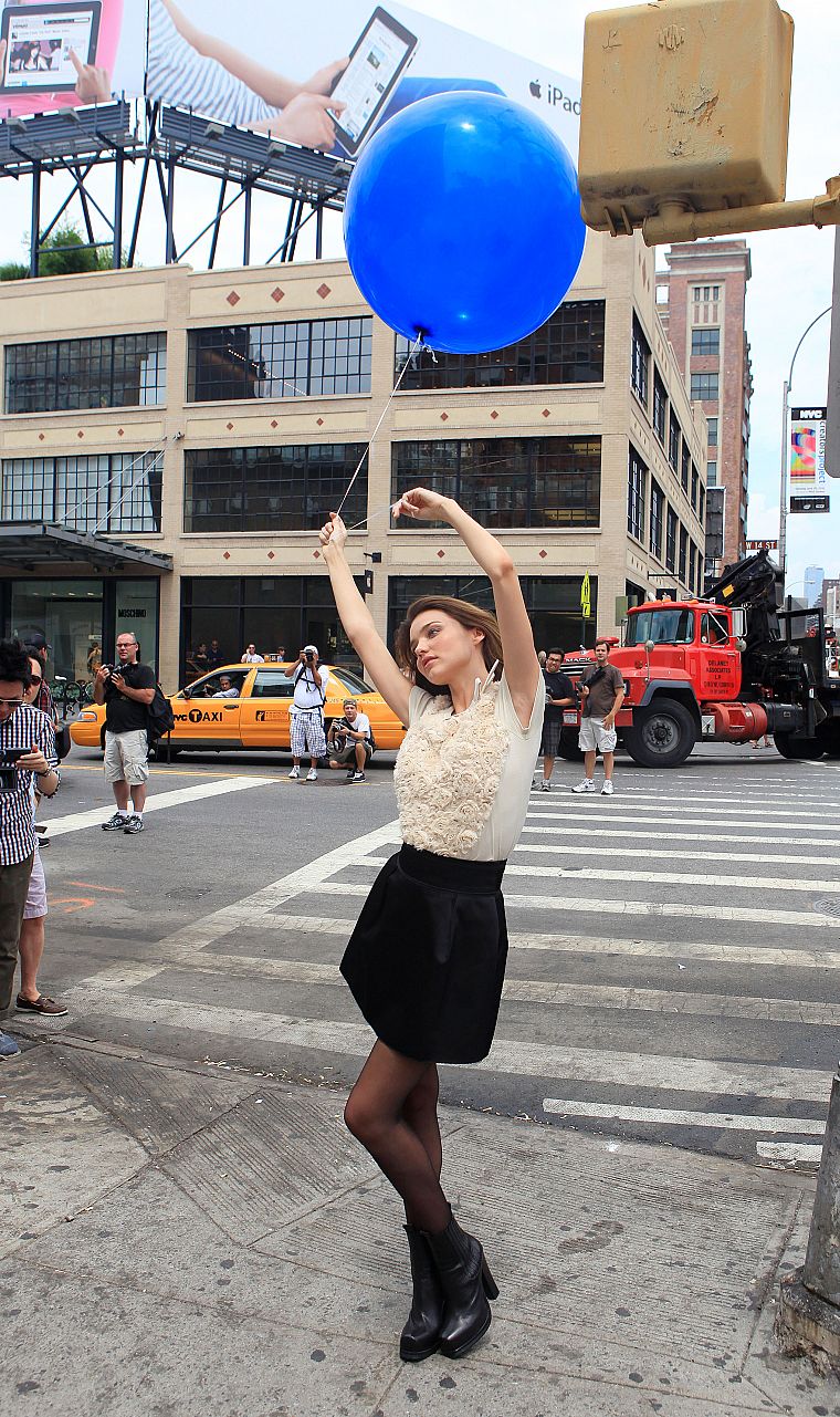 девушки, Миранда Керр, модели, такси, воздушные шары, переходы - обои на рабочий стол