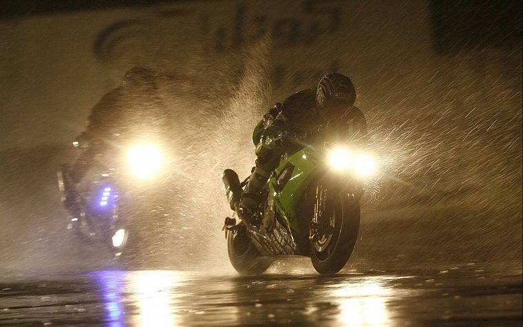 темнота, ночь, дождь, мотоциклы - обои на рабочий стол